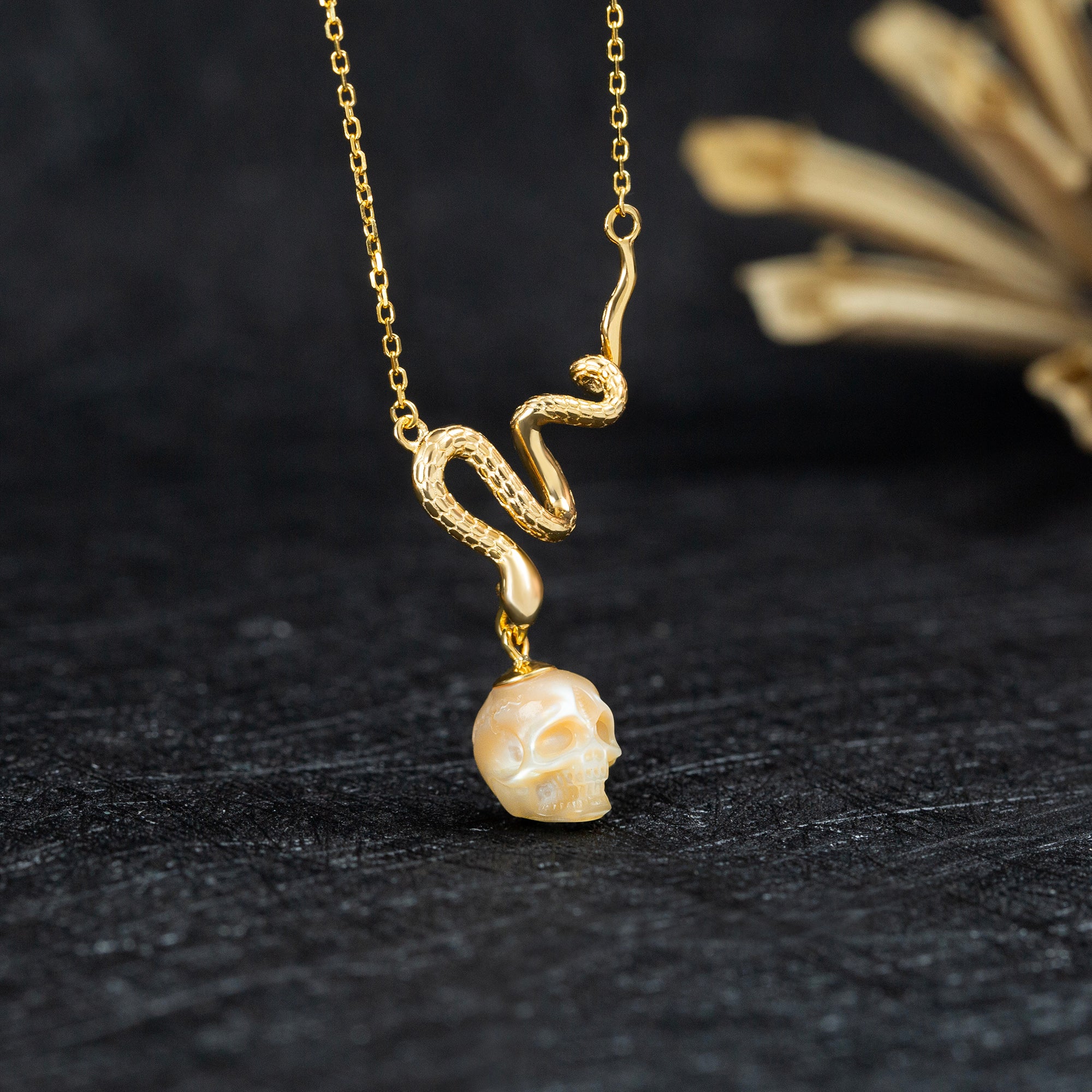 Collar de cráneo de perlas de serpientes místicas