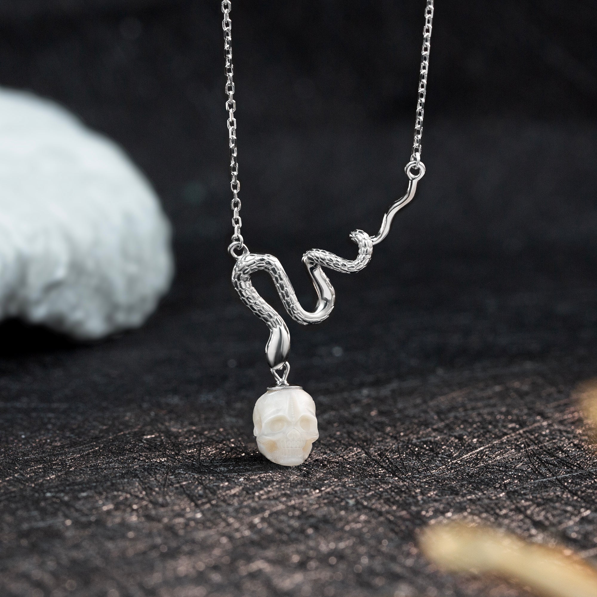 Collar de cráneo de perlas de serpientes místicas