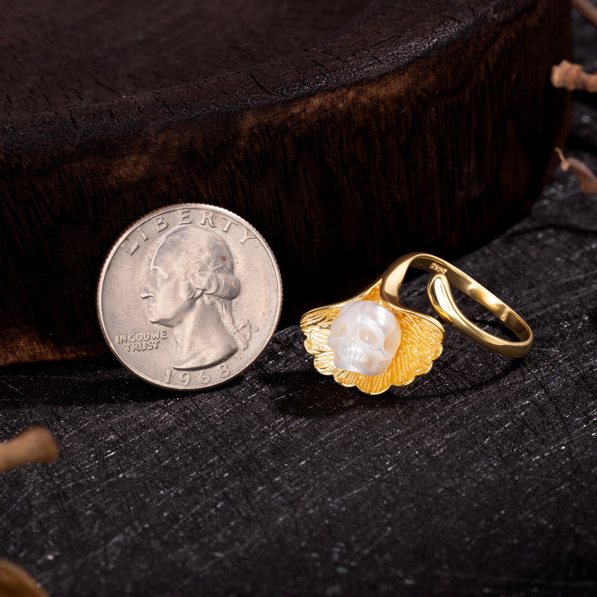 Encanto naturalista anillo de cráneo de perla de hoja de ginkgo