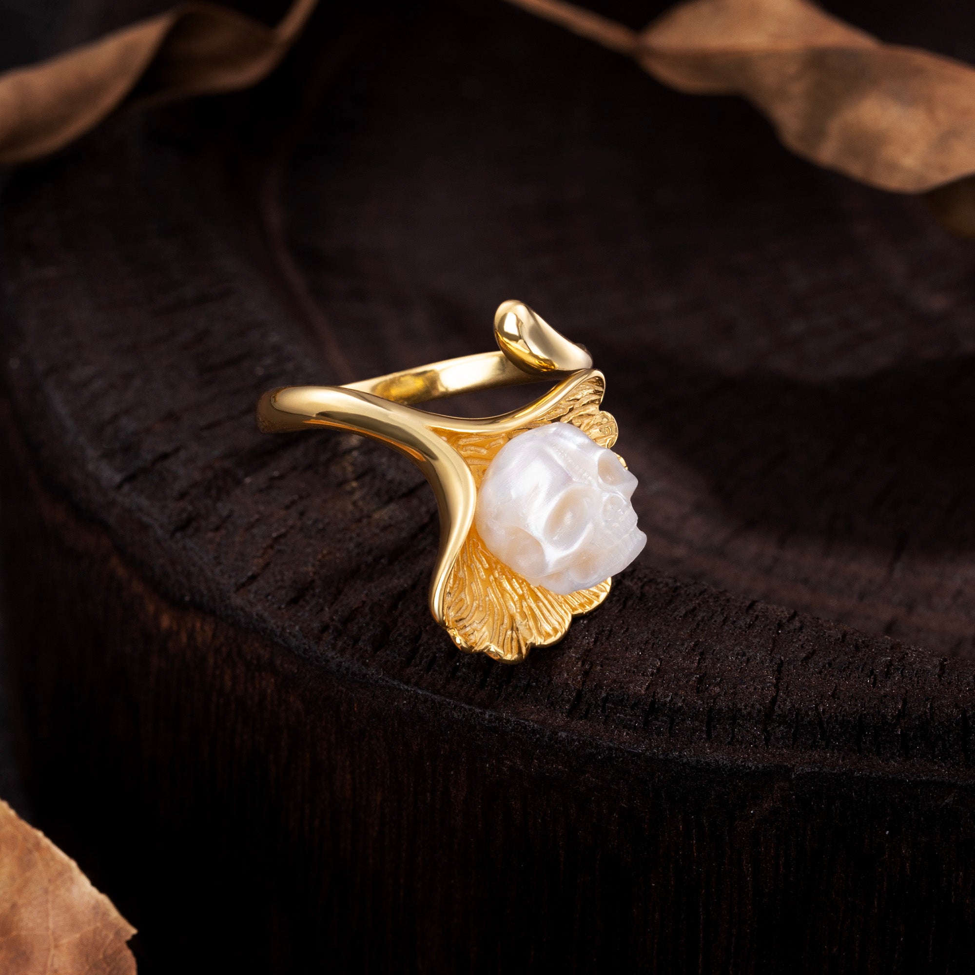 Encanto naturalista anillo de cráneo de perla de hoja de ginkgo