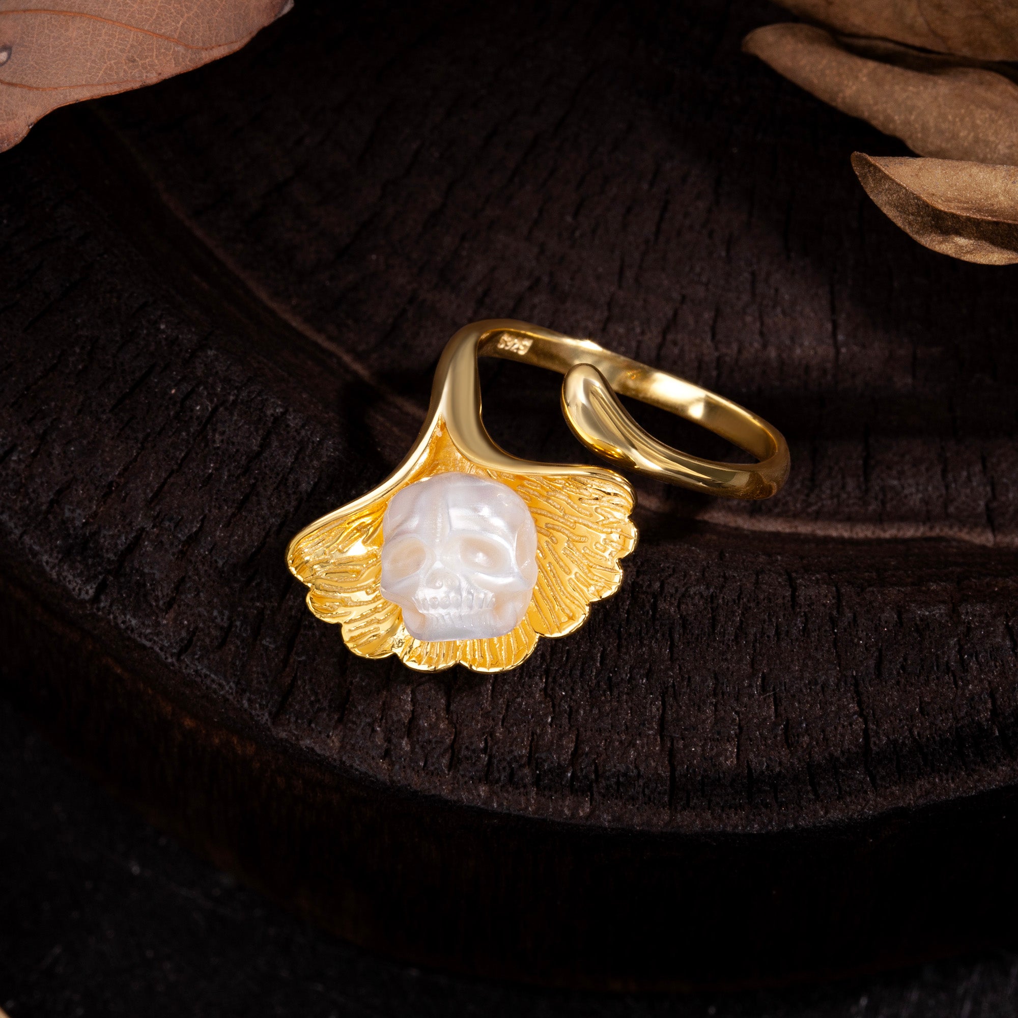 Encanto naturalista anillo de cráneo de perla de hoja de ginkgo