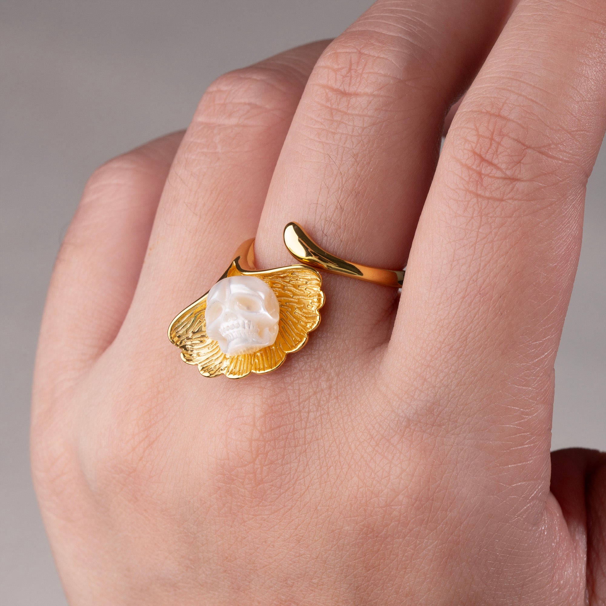 Encanto naturalista anillo de cráneo de perla de hoja de ginkgo