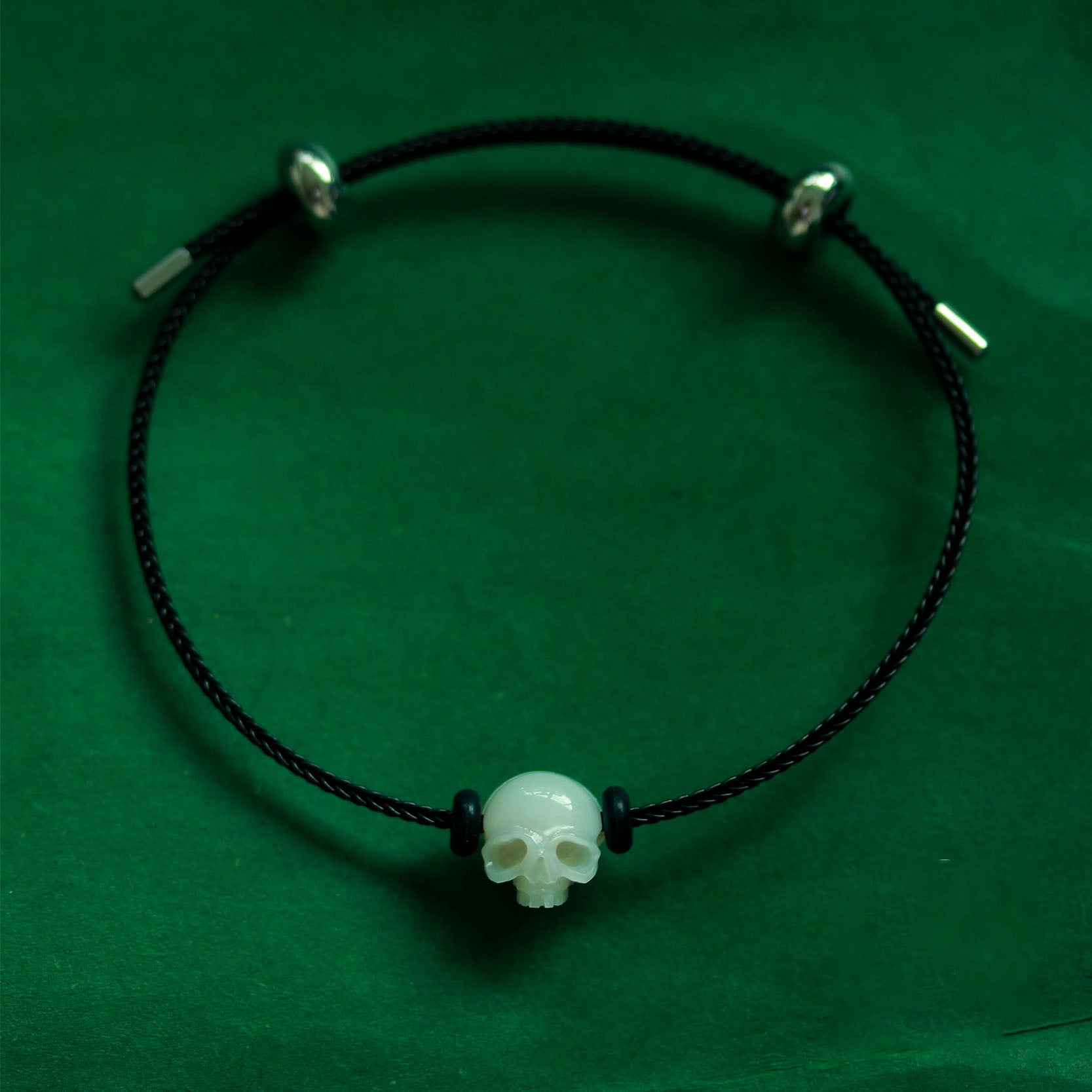 Braccialetto di corda nera del cranio perla