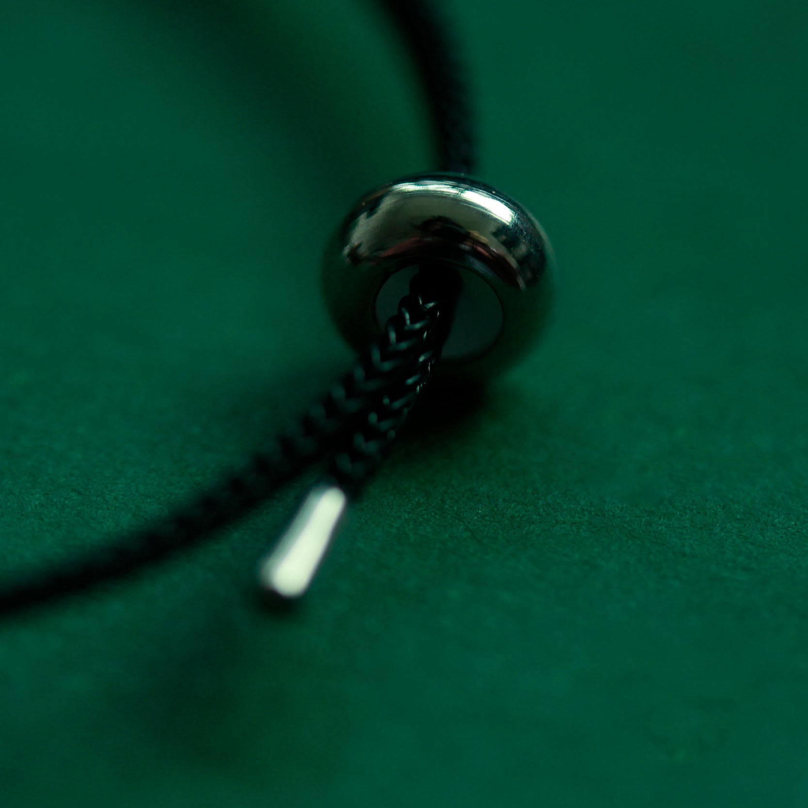 Braccialetto di corda nera del cranio perla