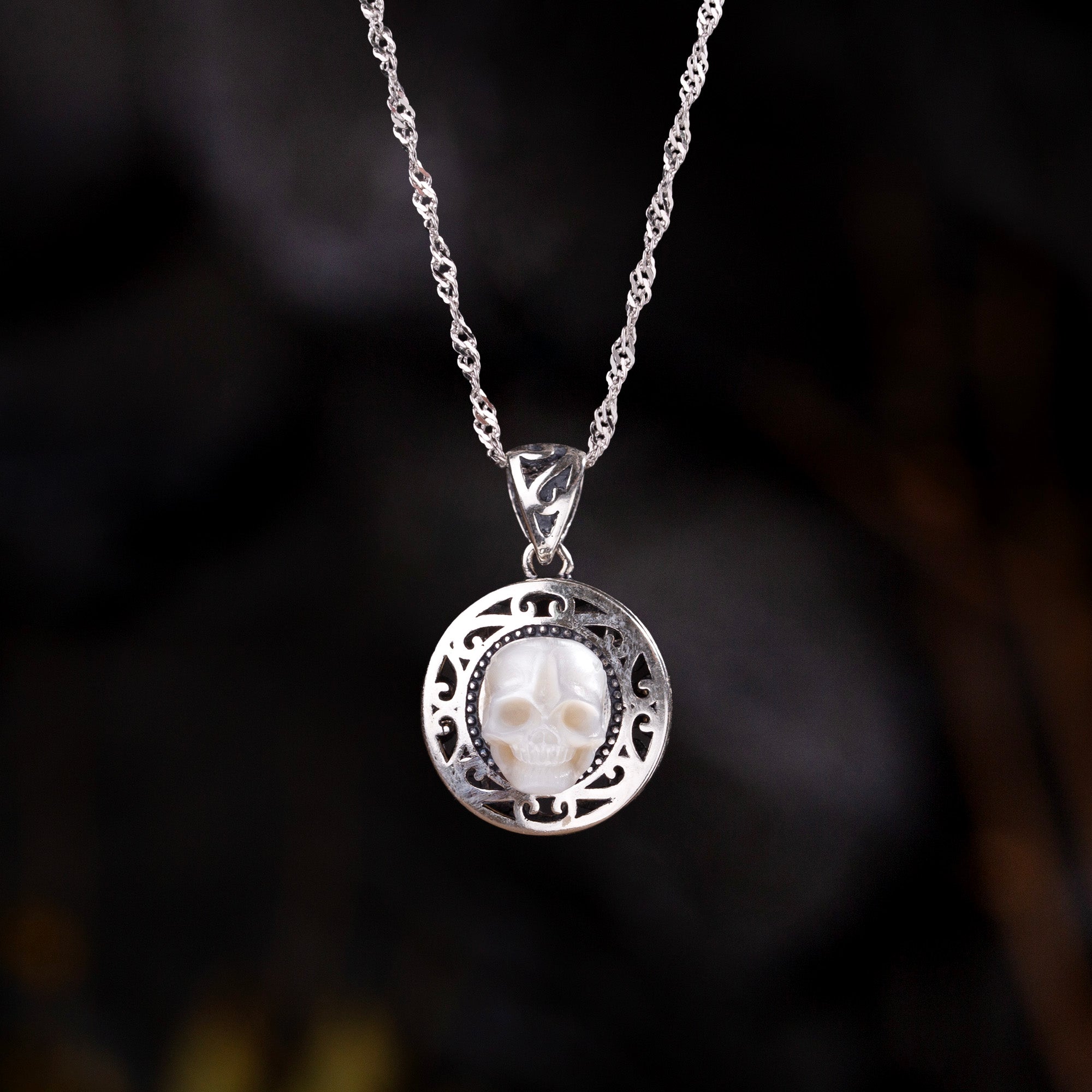 Pearl Skull Queen's Pillbox Locket Hollow gesneden ketting