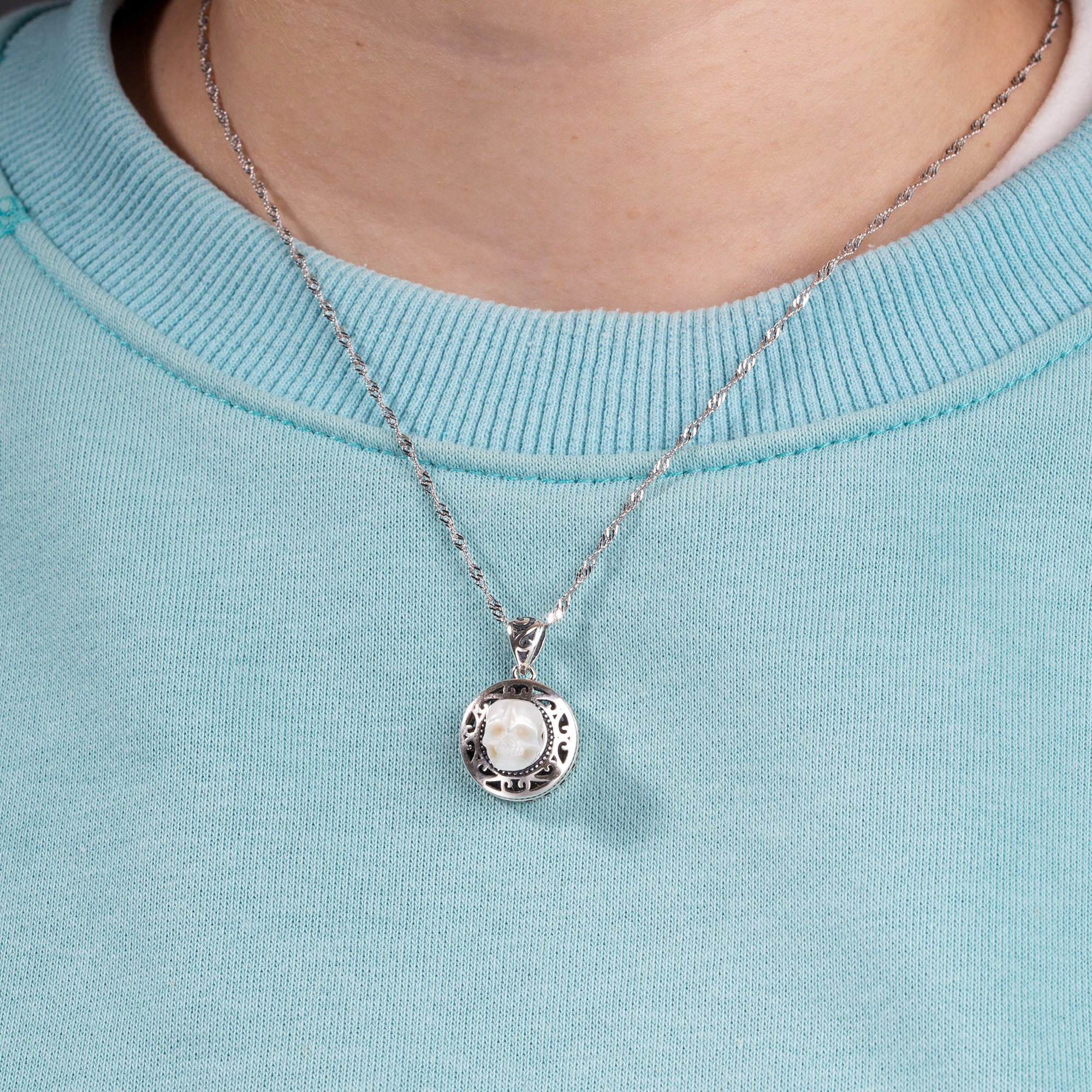 Pearl Skull Queen's Pillbox Locket Hollow gesneden ketting