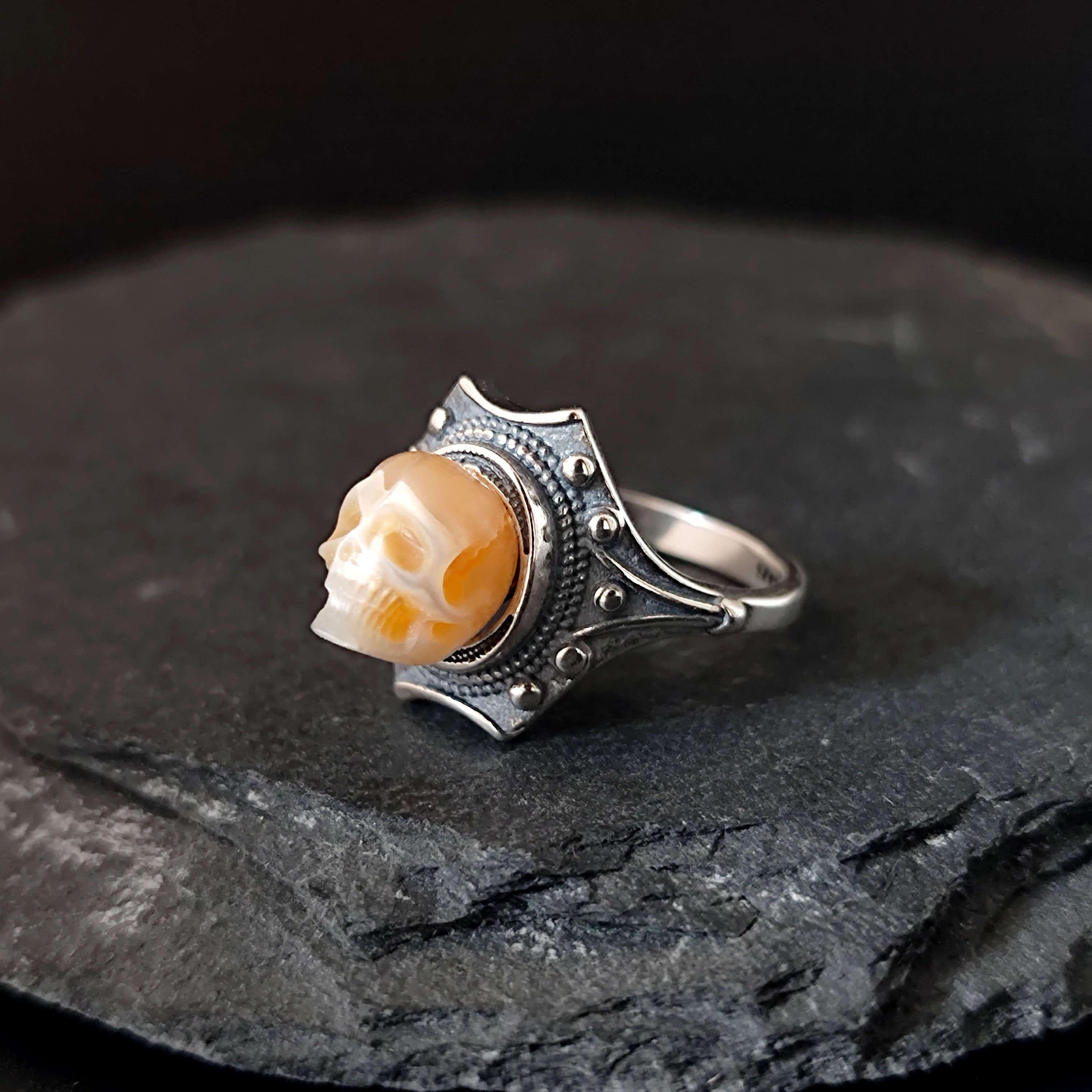 Belle Juri Pearl Skull Vintage The Royal Shield Ring