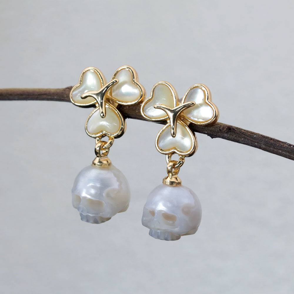 Orecchini con perno di trifoglio di perle cranium a tre foglie