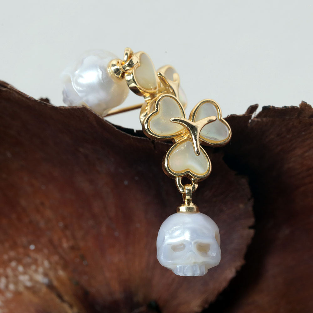Orecchini con perno di trifoglio di perle cranium a tre foglie