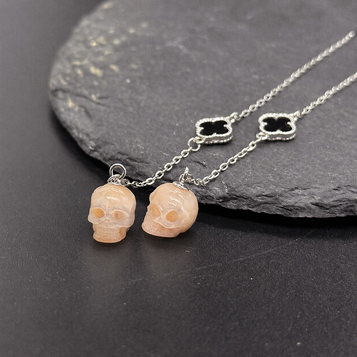 Pendientes de pilos de trébol de cuatro hojas de Pearl