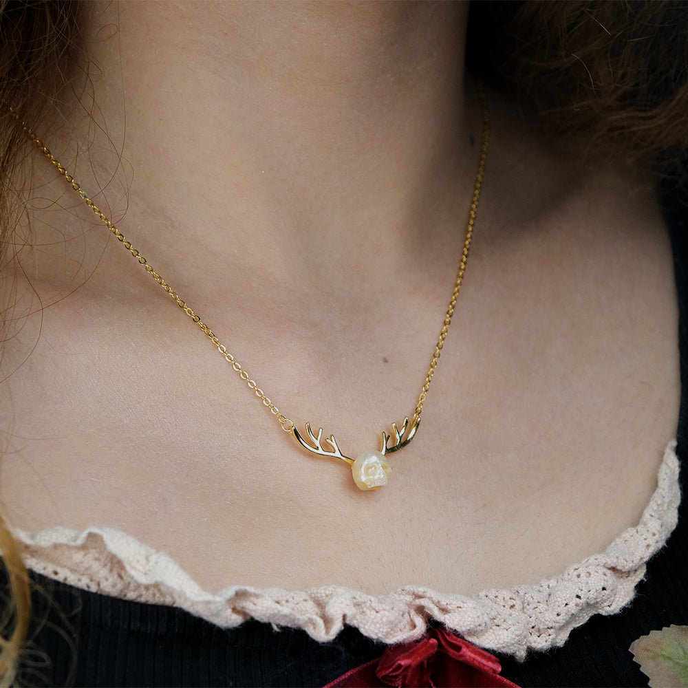 Halskette mit Anhänger aus Rentiergeweih und Perlen, Schädel und Schlüsselbein