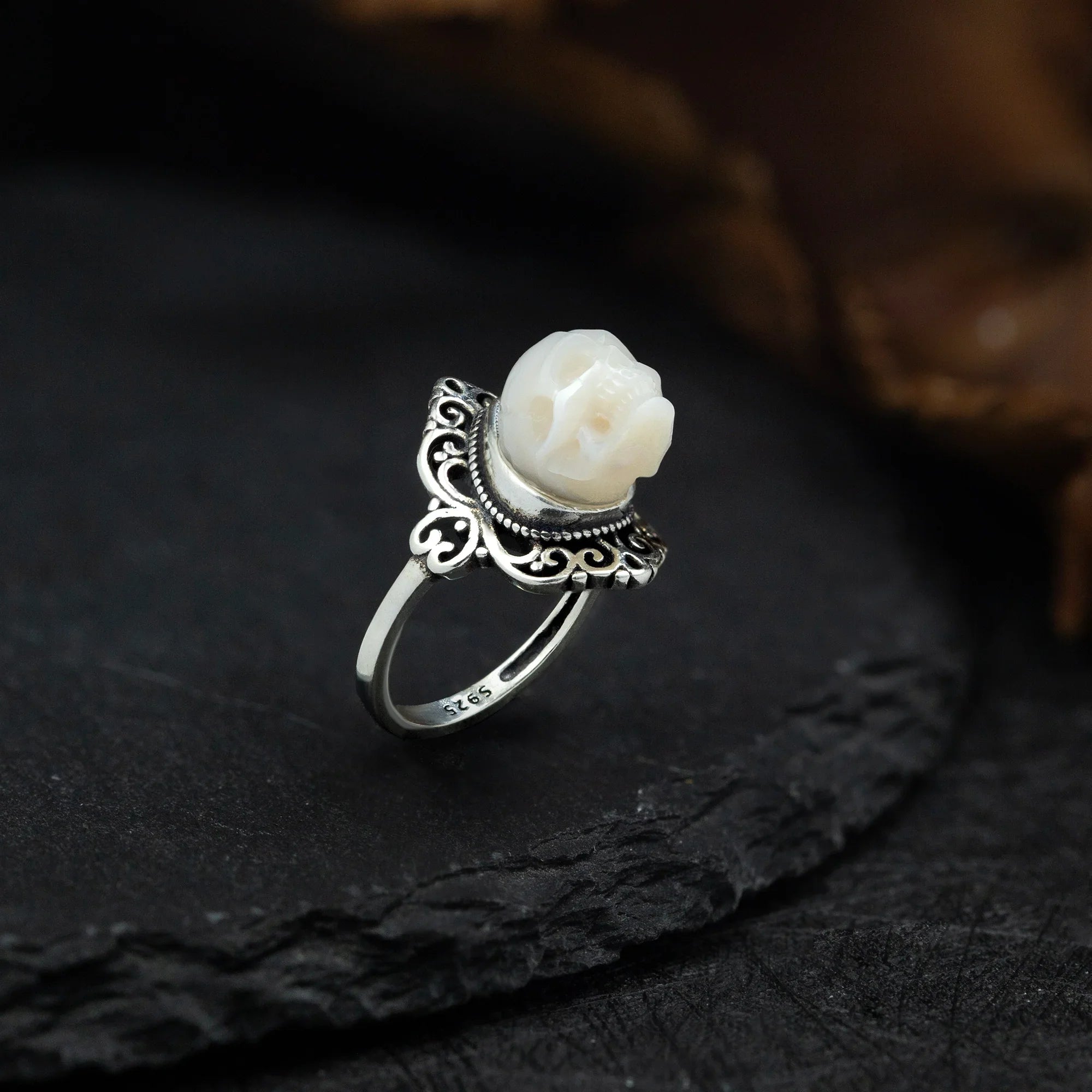 Anello di cranio perle intagliato palazzo retrò
