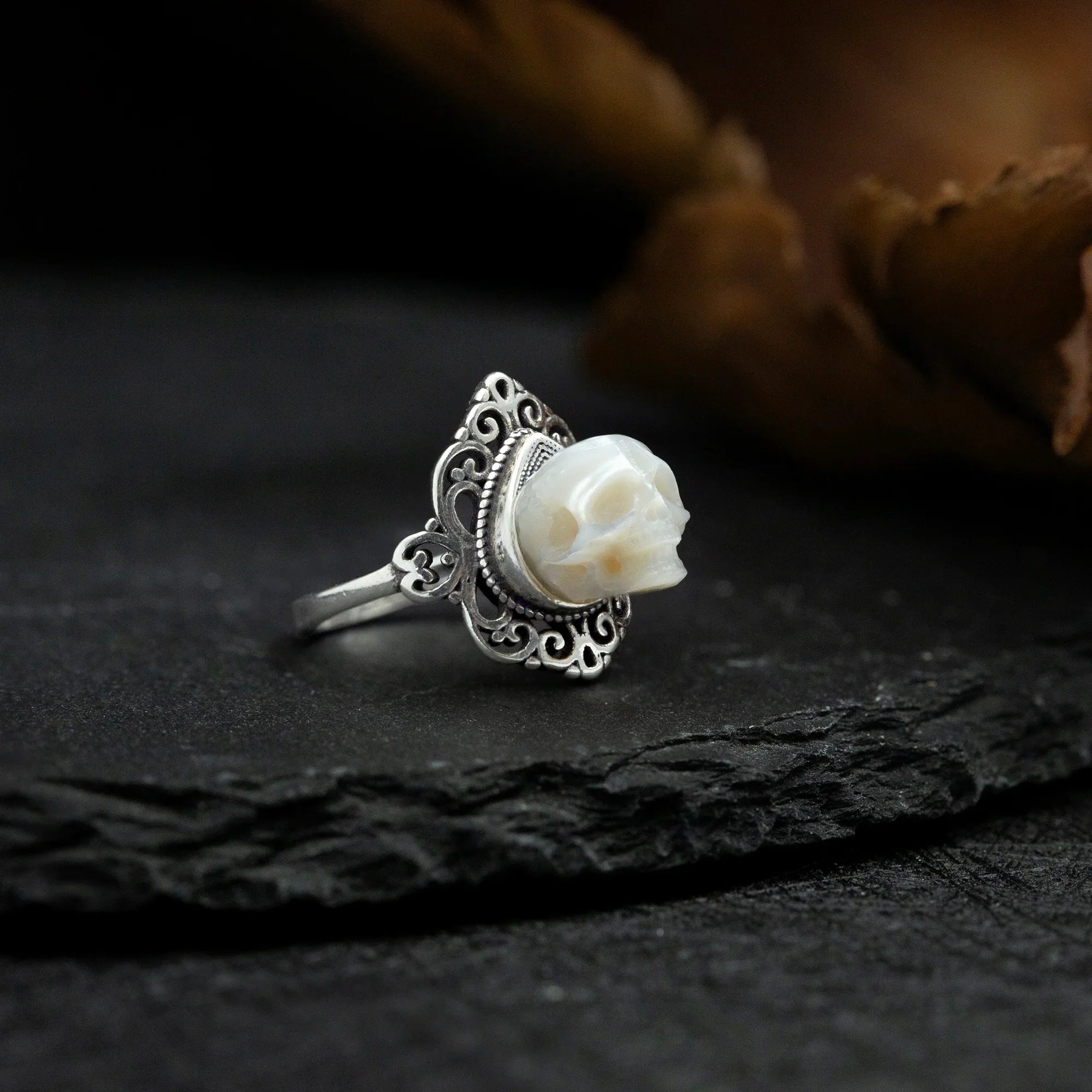 Anello di cranio perle intagliato palazzo retrò