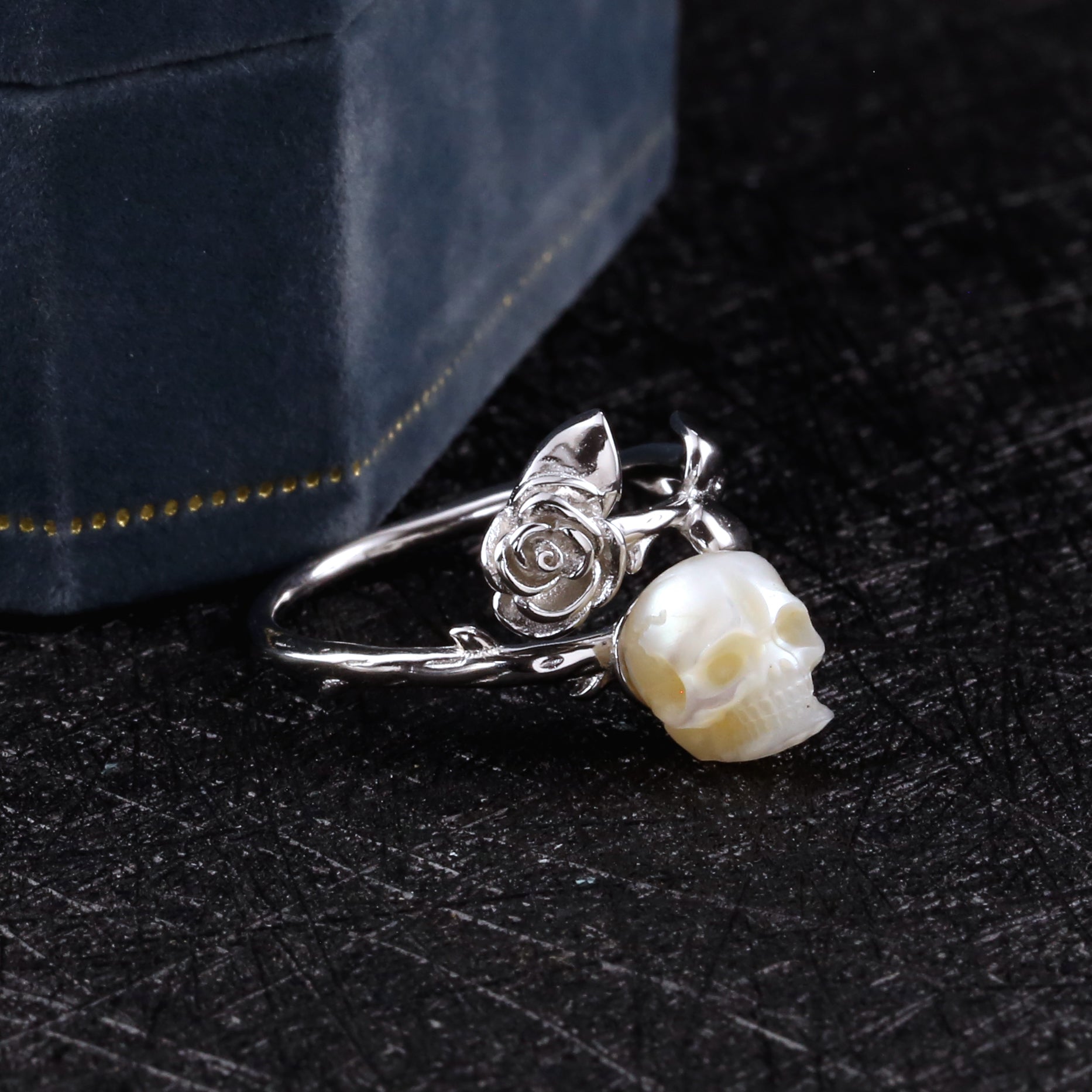 Totenkopfring mit Rosenperlen