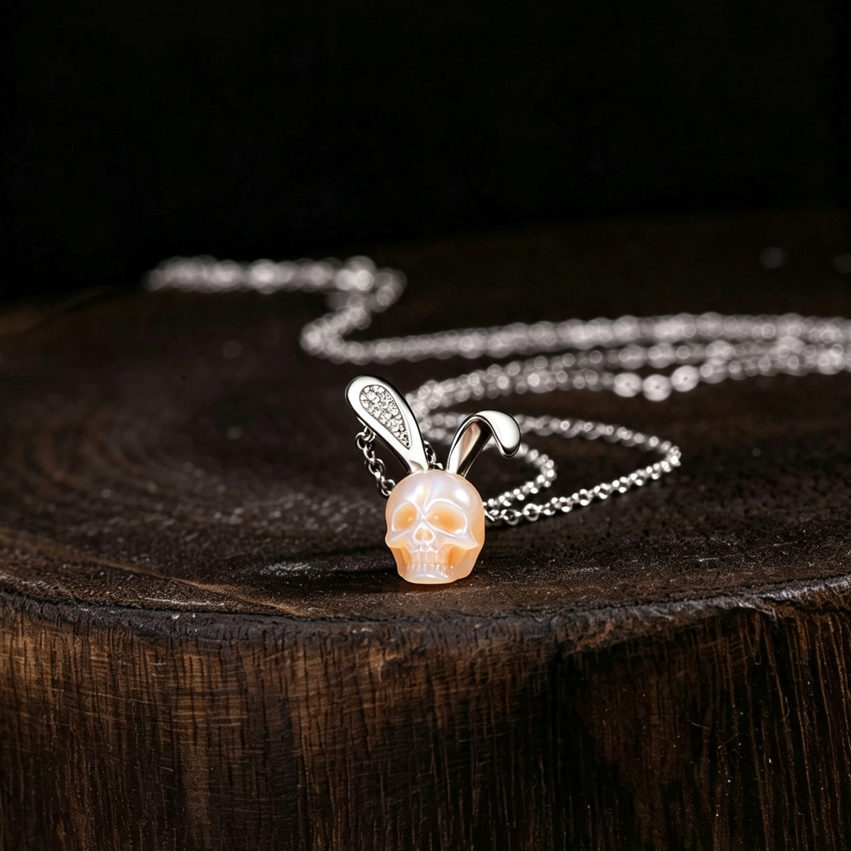 Orecchie di conigliette d'argento Collana del cranio perla