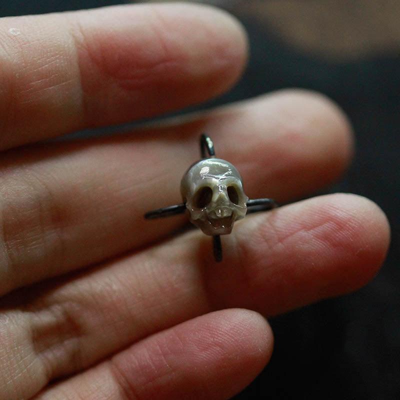 Belle Juri Simple Pearl Carved Skull Stud Earrings