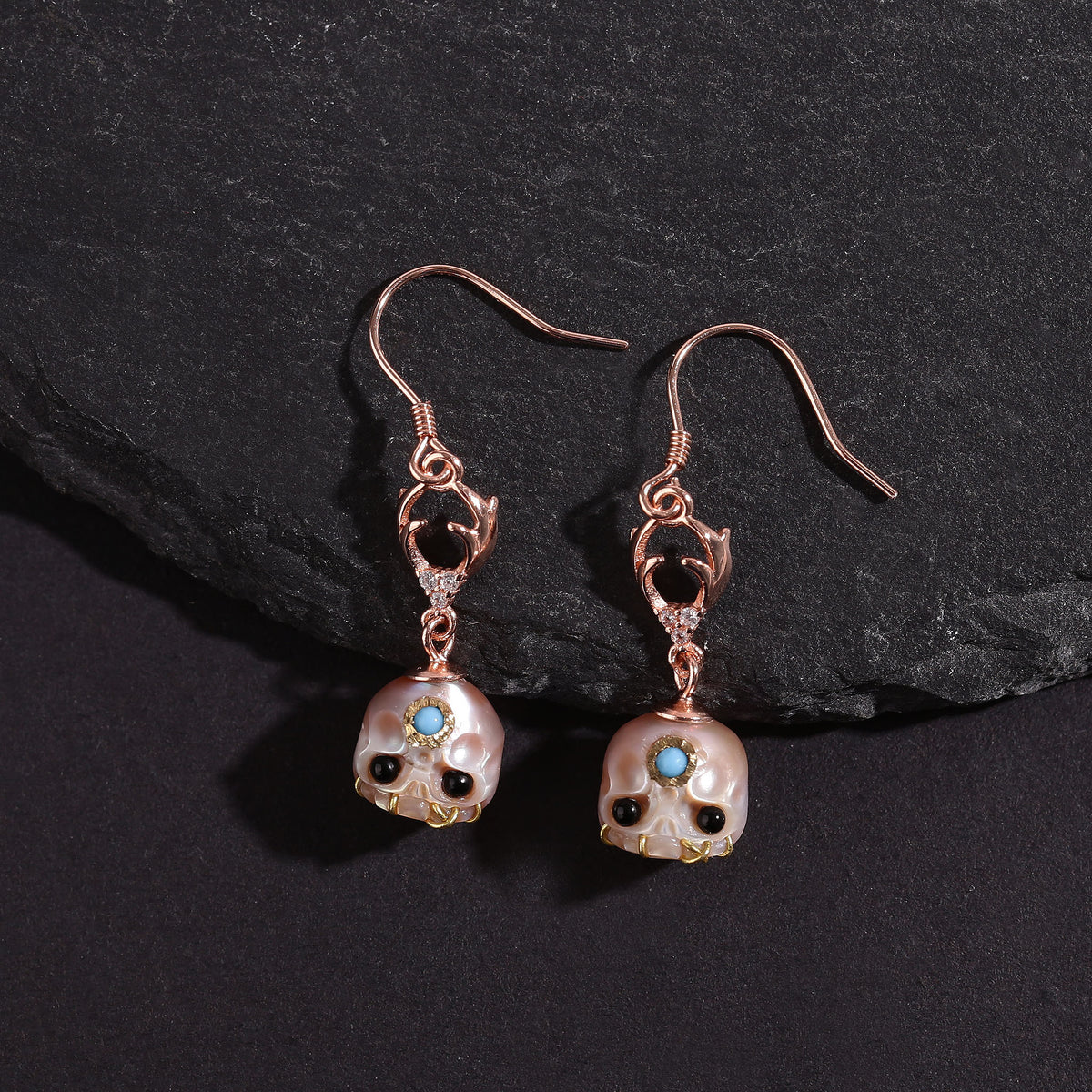 Simple Pearl Śmaśana Skull CZ Drop Earrings