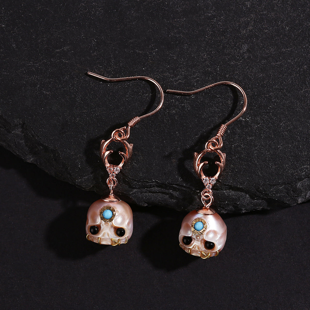 Boucles d'oreilles Classic Skull Pearl Drop Huggie