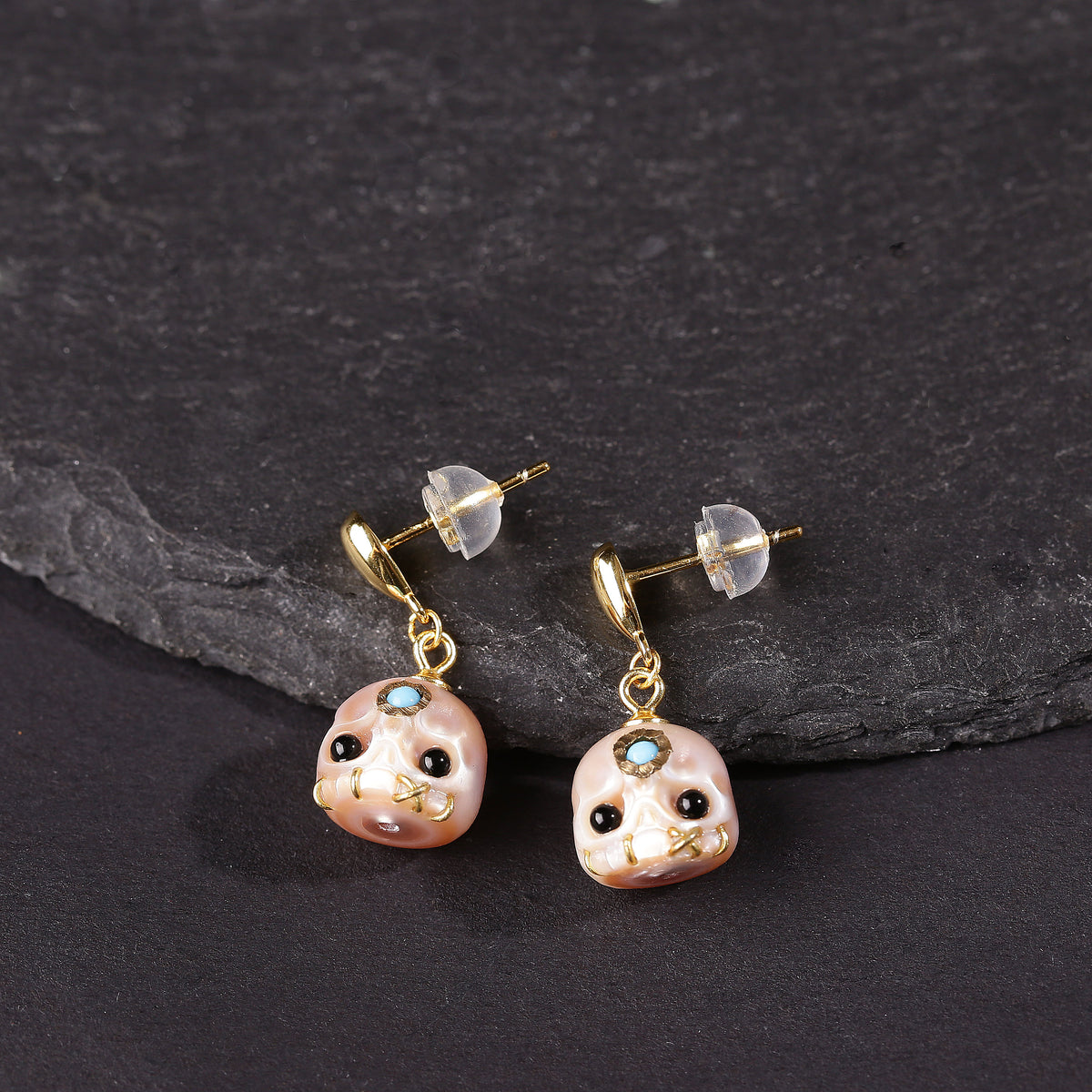 Simple Teardrop Carved Pearl Skull Śmaśana Drop Earrings