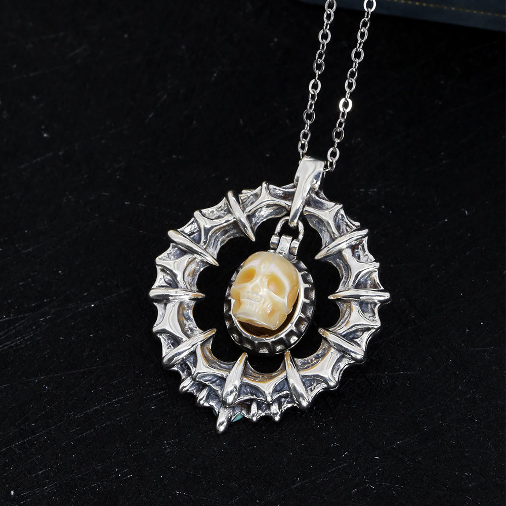 Collier de boîte empoisonnelle à crâne de perle vintage