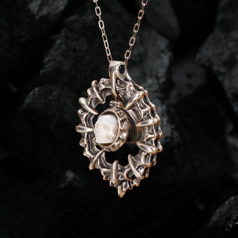 Collier de boîte empoisonnelle à crâne de perle vintage