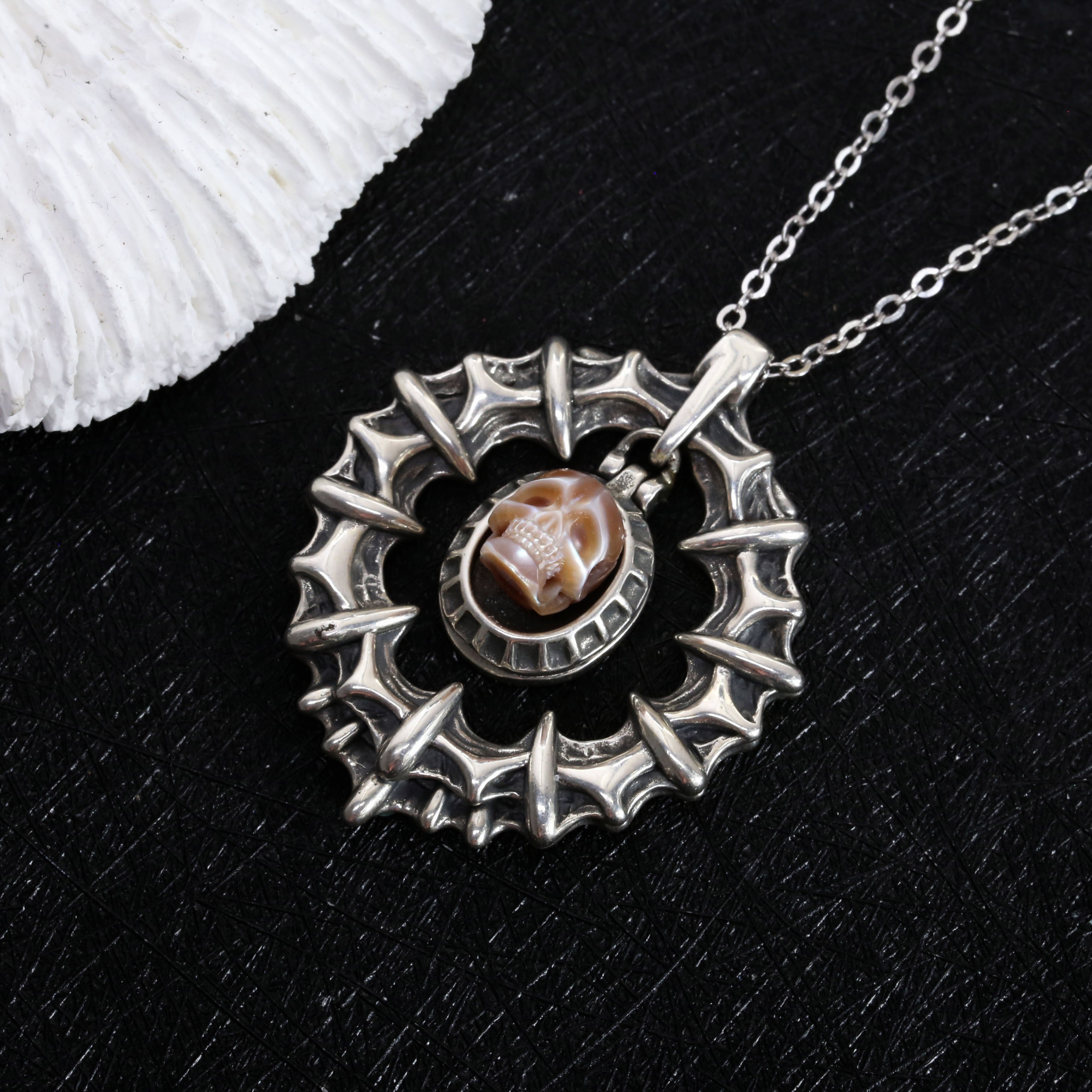 Collier de boîte empoisonnelle à crâne de perle vintage