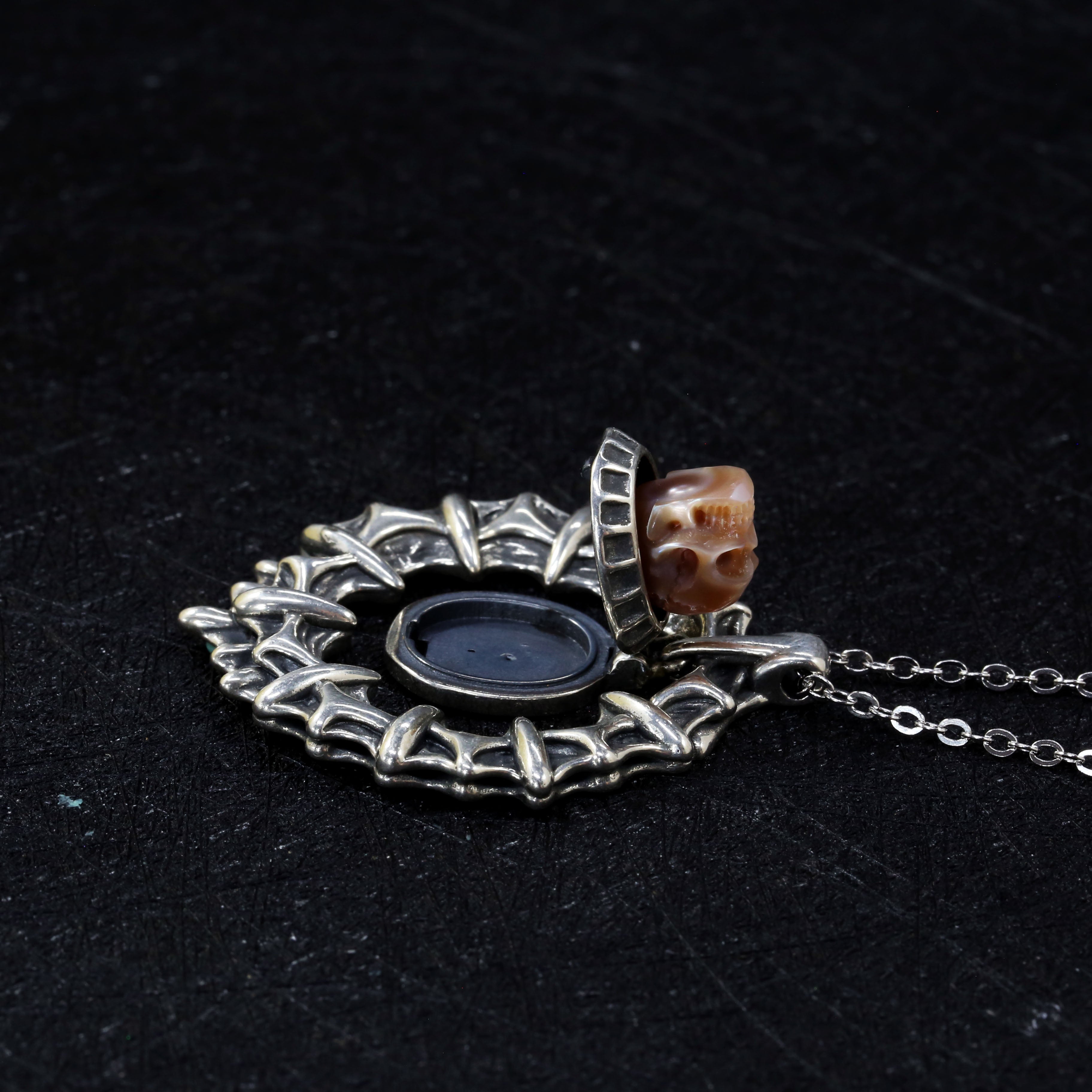 Collier de boîte empoisonnelle à crâne de perle vintage