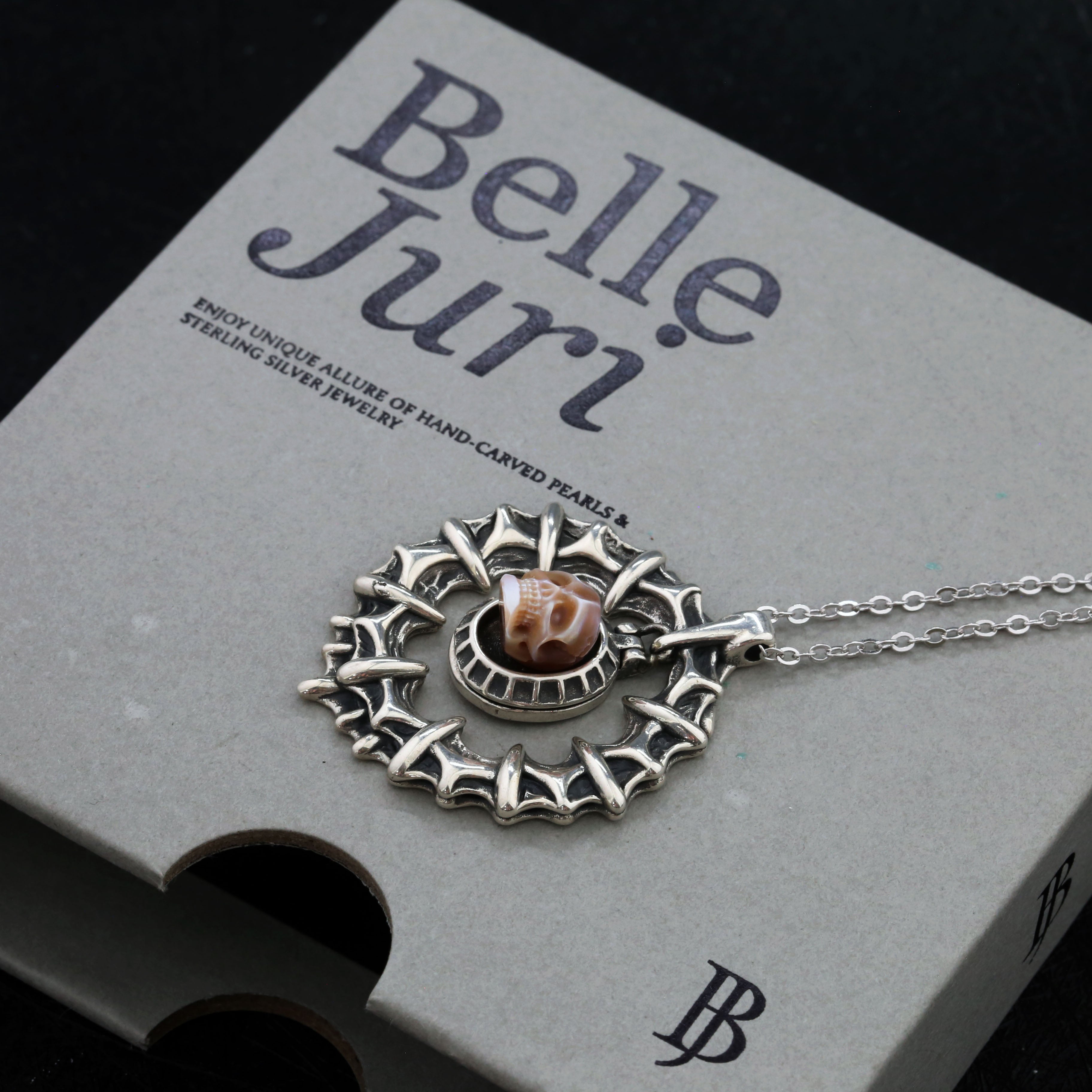 Collier de boîte empoisonnelle à crâne de perle vintage