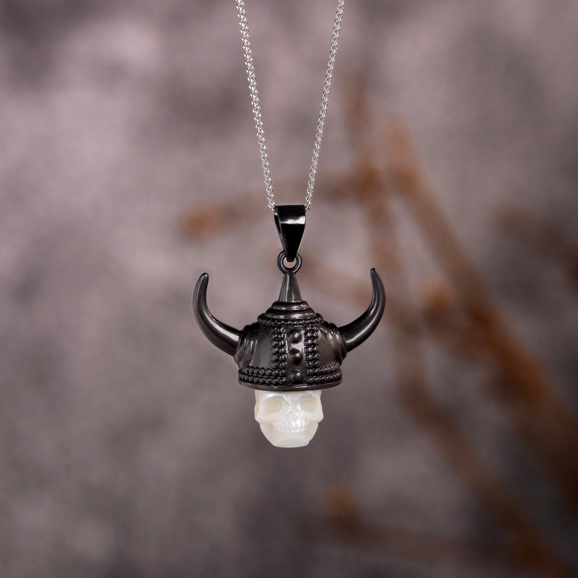 Collar de calavera de perlas para casco guerrero