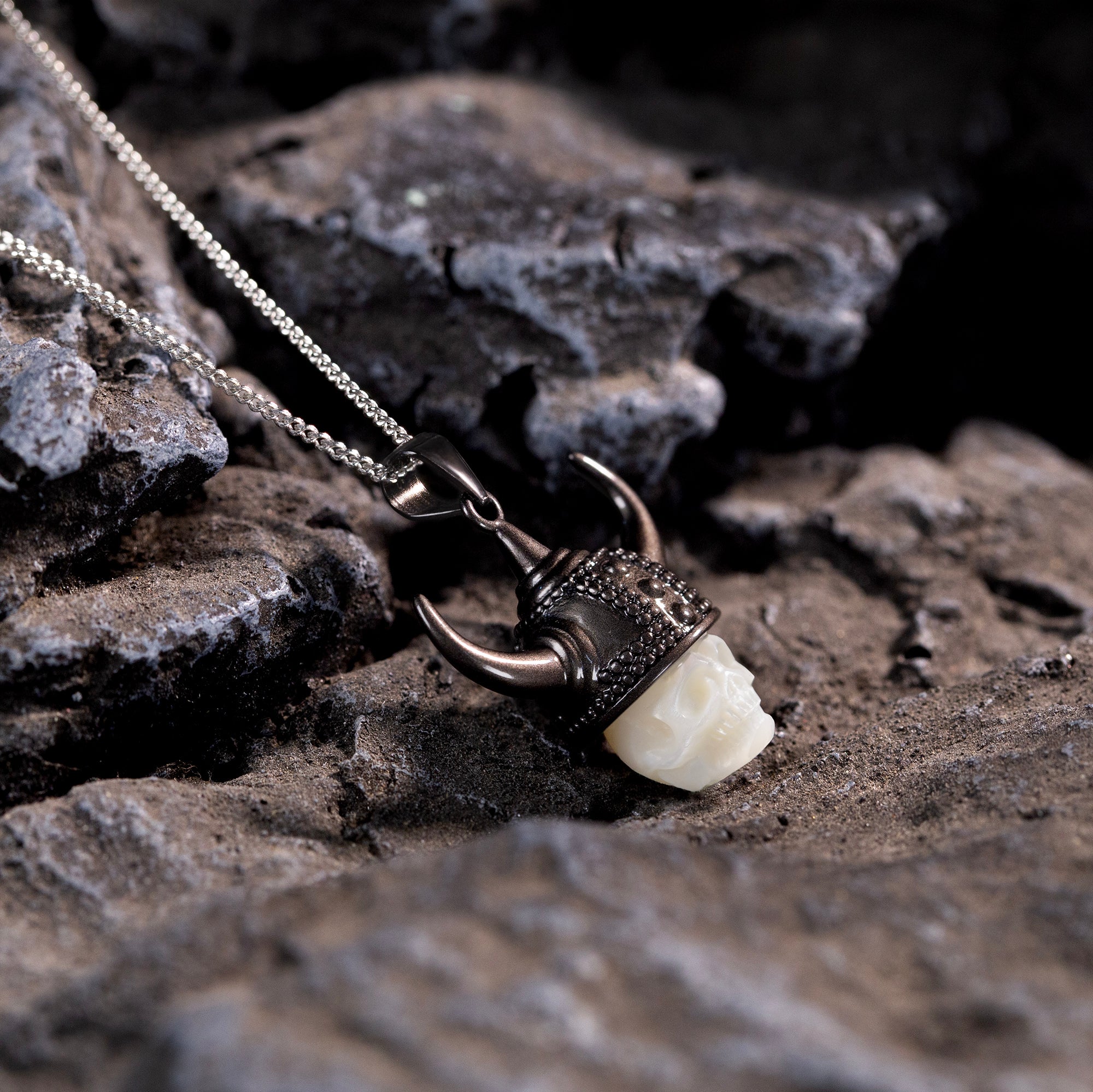 Collar de calavera de perlas para casco guerrero