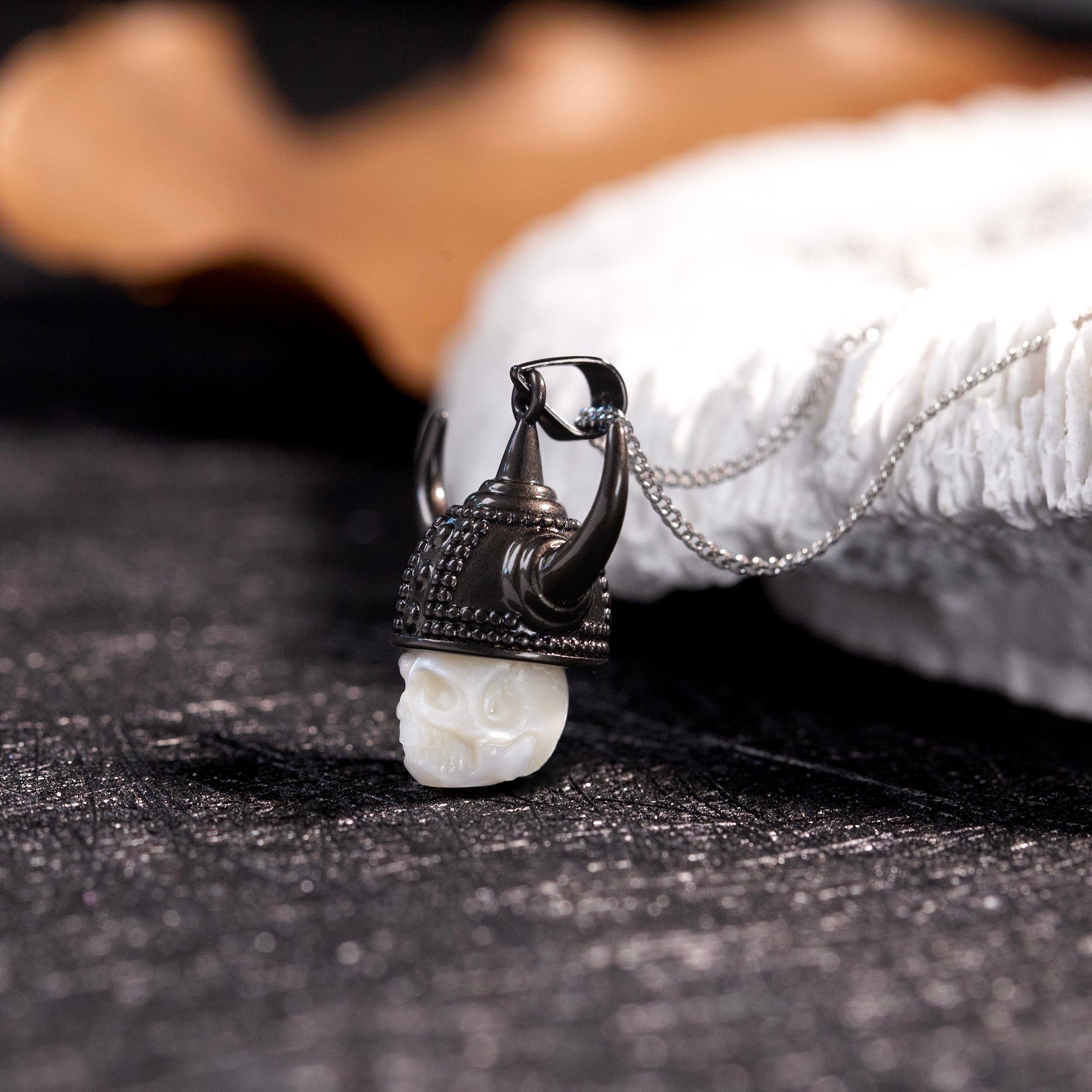 Collier de crâne de perle de casque guerrier