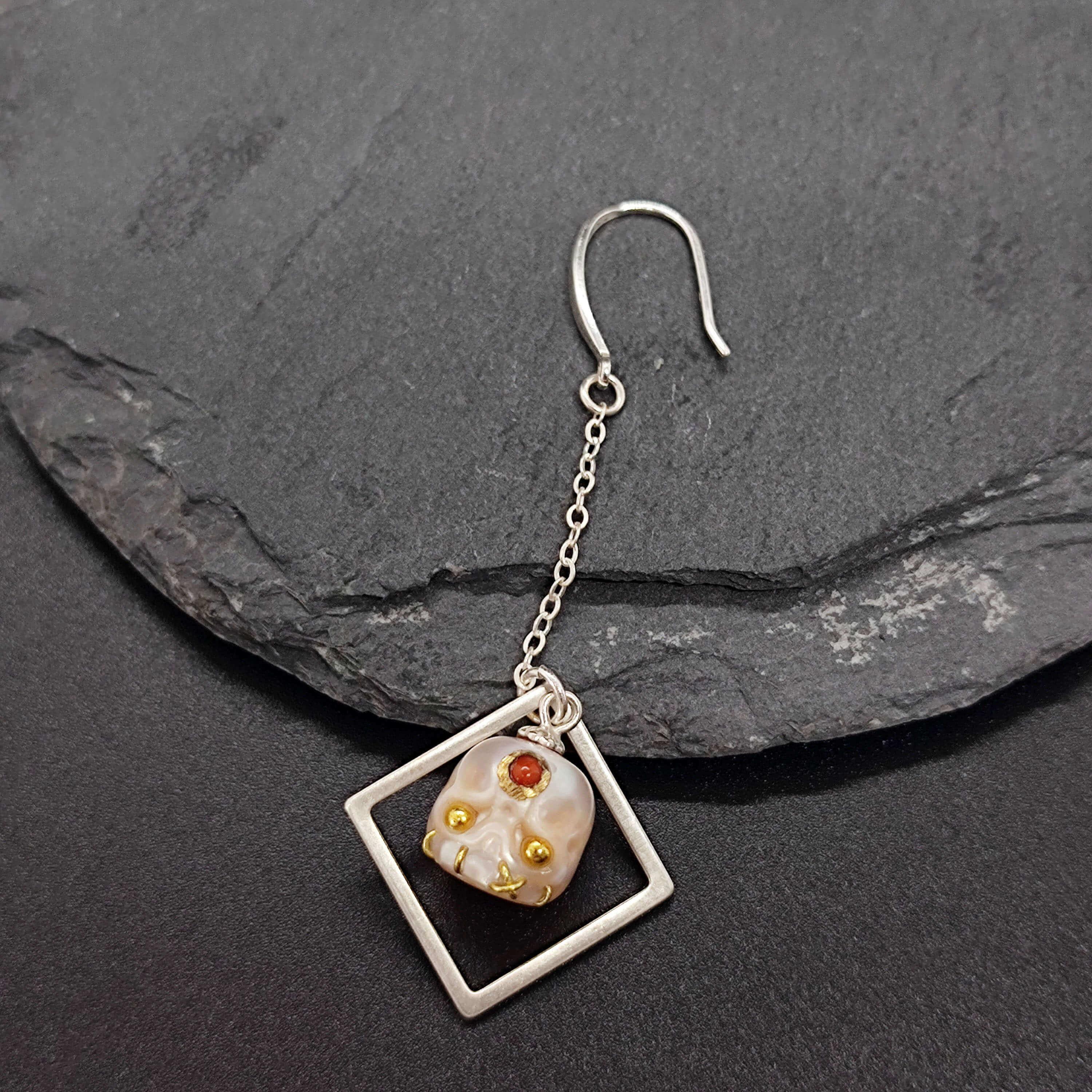 Belle Juri Golden & Black Eyes Śmaśana Rhombic Drop Earrings