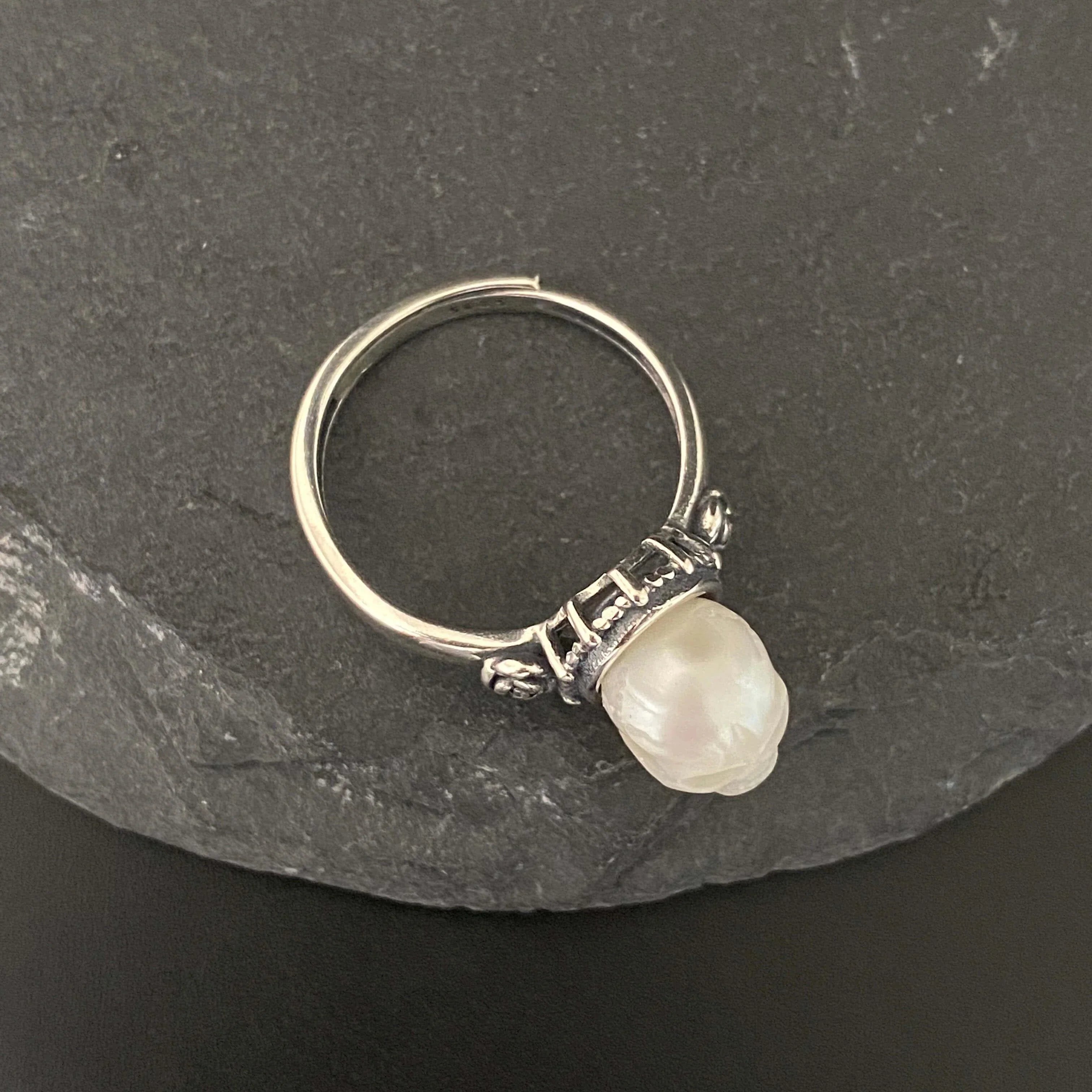 Belle Juri Simple Pearl Skull Rose Ring