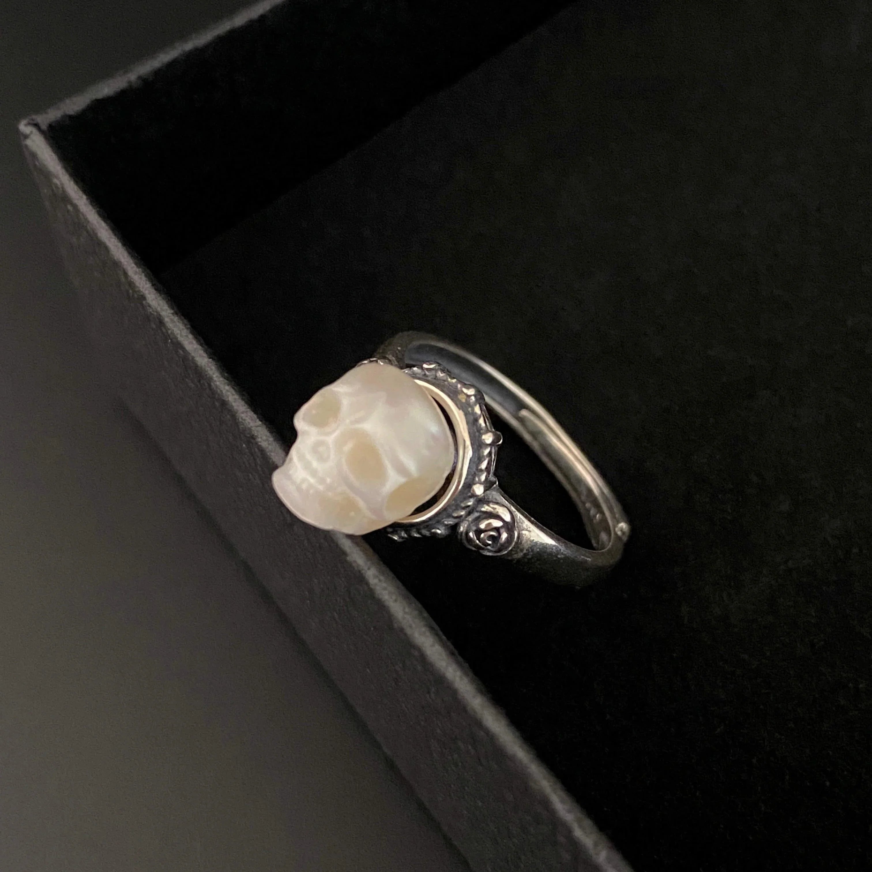Belle Juri Simple Pearl Skull Rose Ring