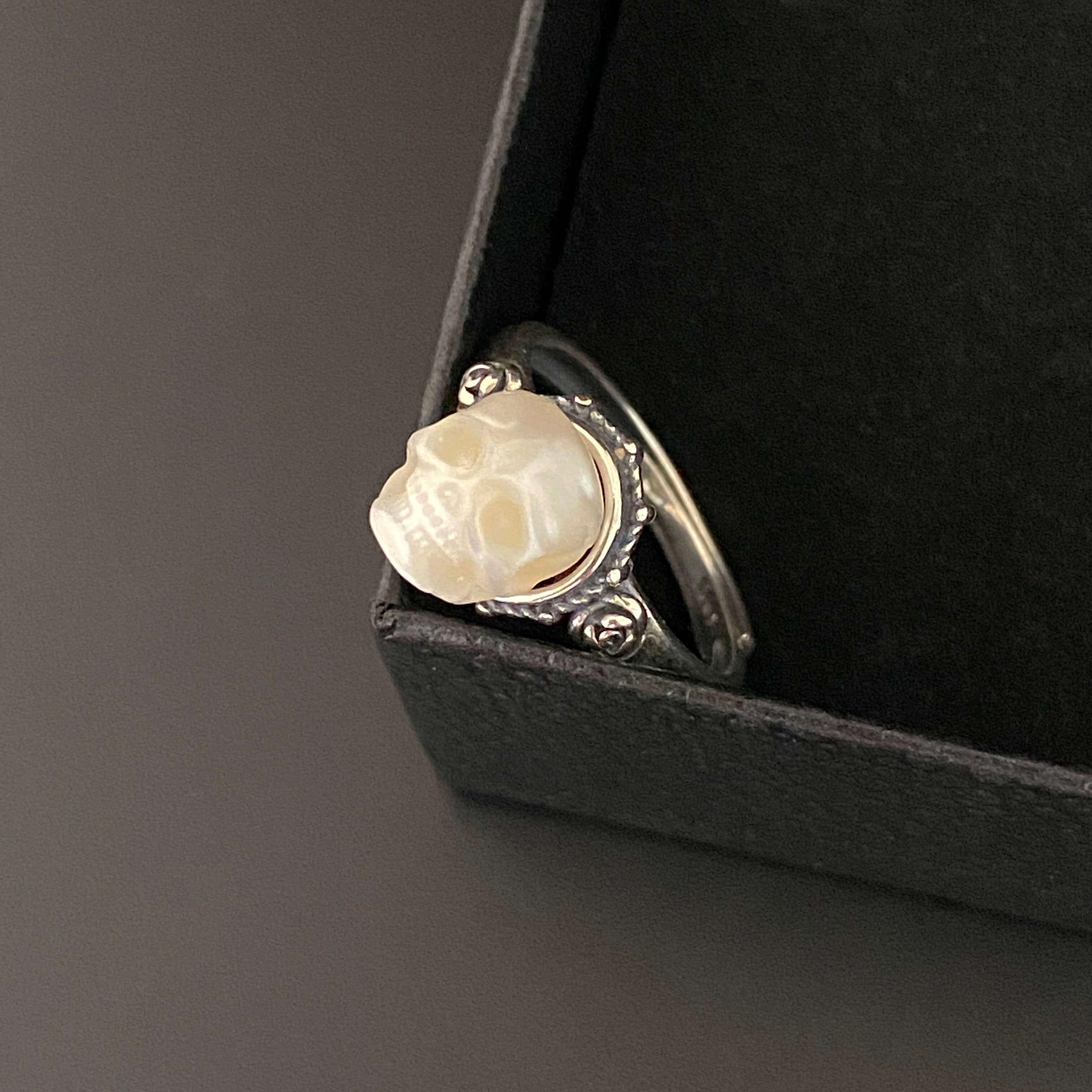 Belle Juri Simple Pearl Skull Rose Ring