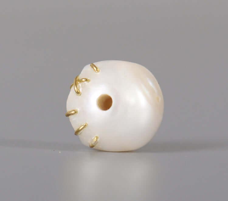 Belle Juri Ivory White Pearl Carved Śmaśana Skull Bead With Black Eyes