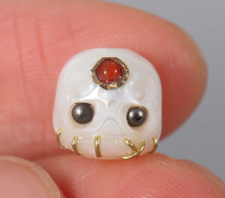 Belle Juri Ivory White Pearl Carved Śmaśana Skull Bead With Black Eyes