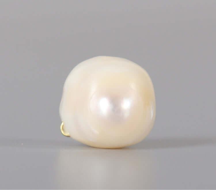 Belle Juri Ivory White Pearl Carved Śmaśana Skull Bead With Black Eyes