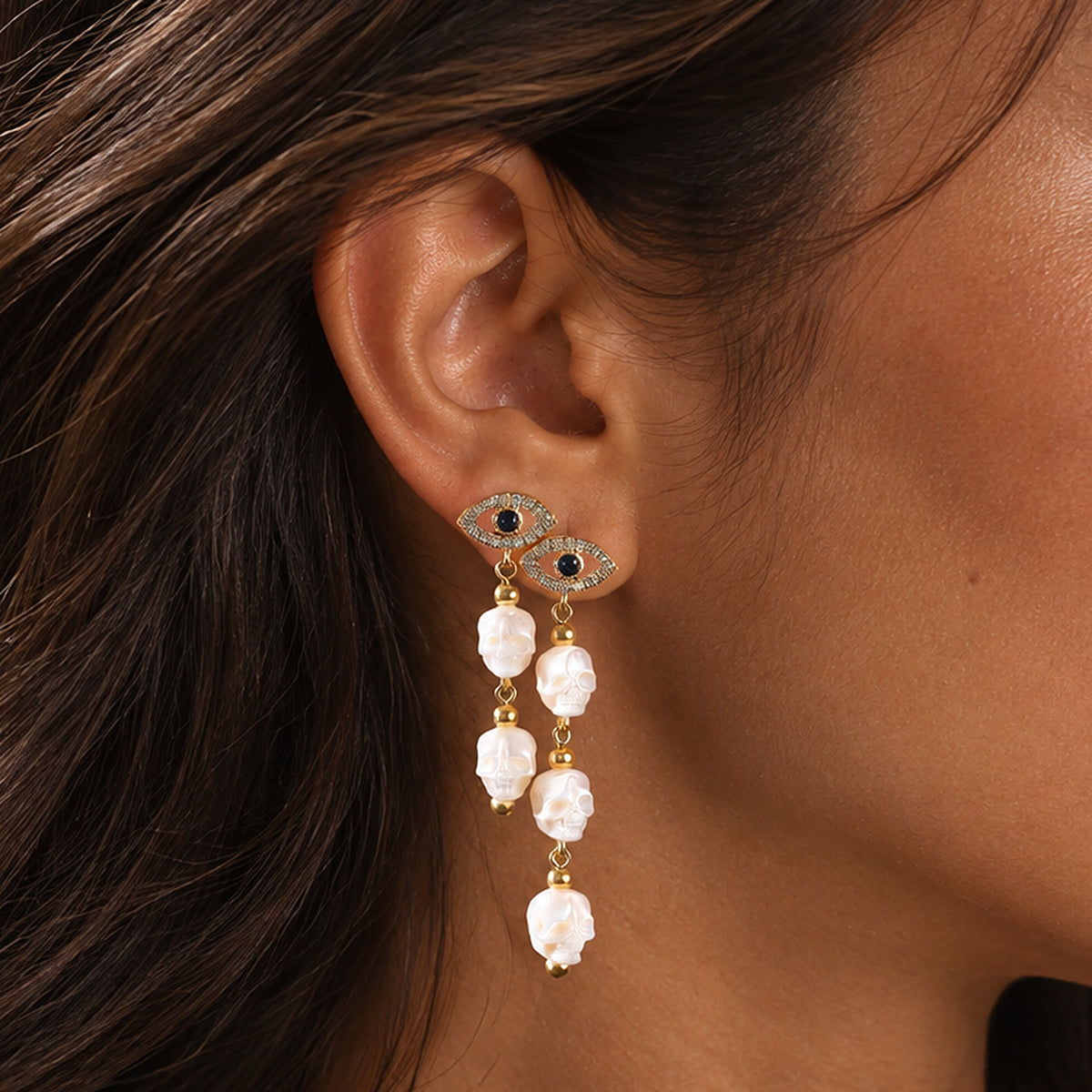Trois boucles d'oreilles de crâne perlé