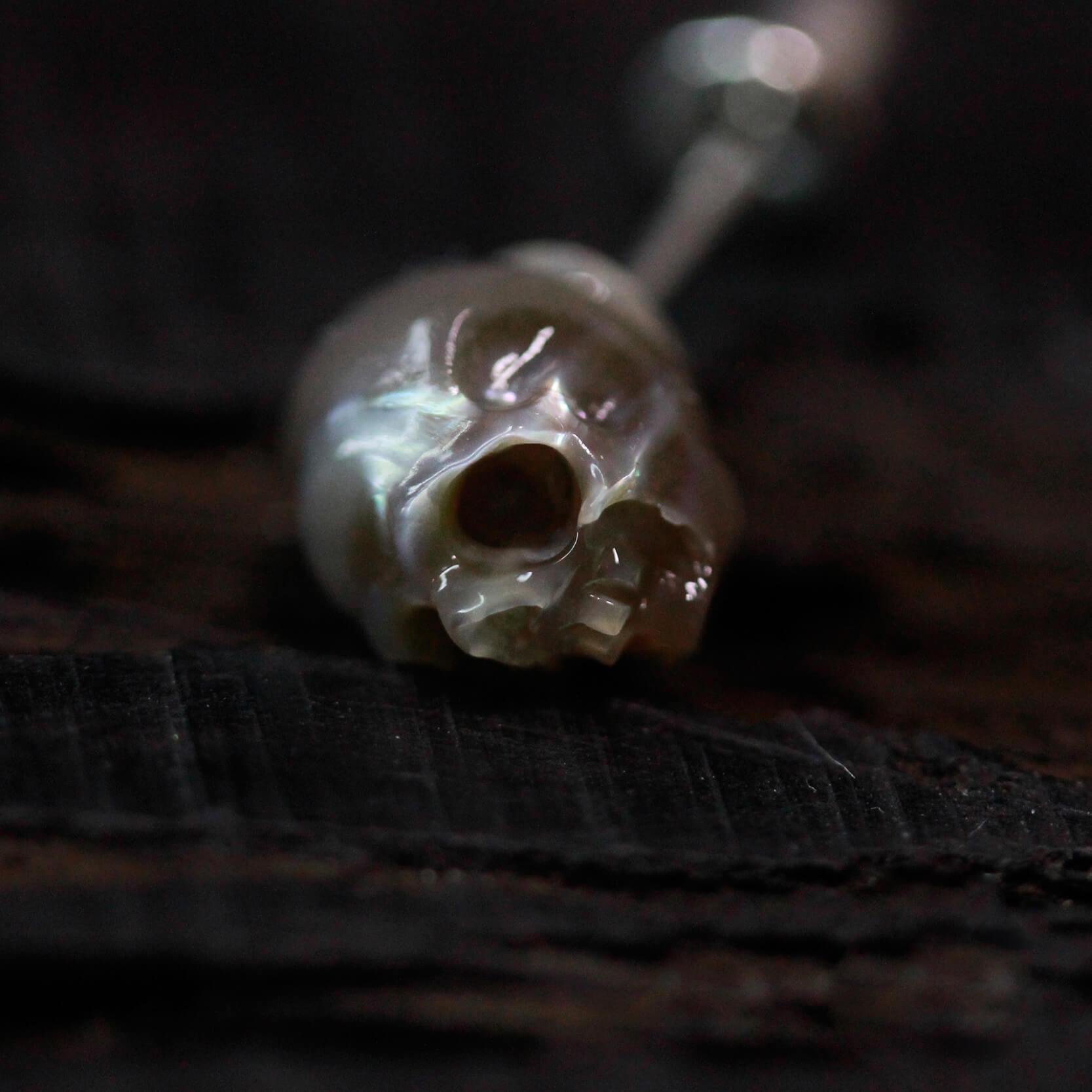 Pearl deals skull earrings