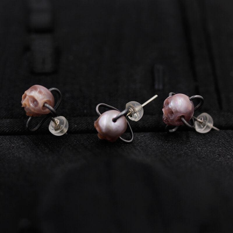 Belle Juri Simple Pearl Carved Skull Stud Earrings