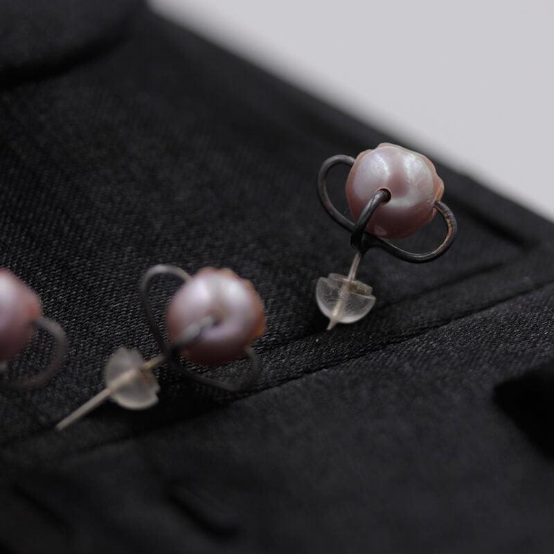 Belle Juri Simple Pearl Carved Skull Stud Earrings