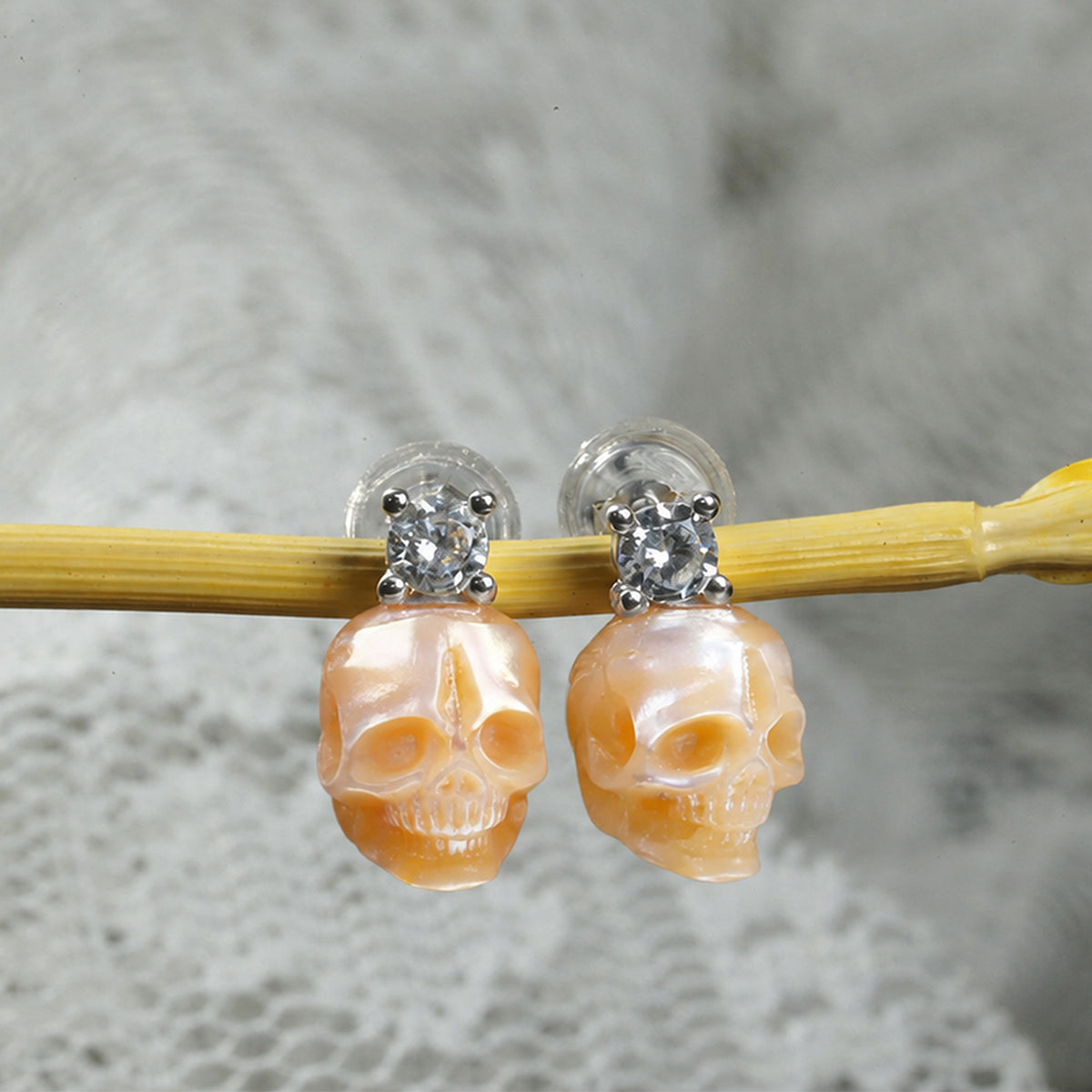 Art Deco Round Cubic Zirconia Pearl Skull Cz Pendientes