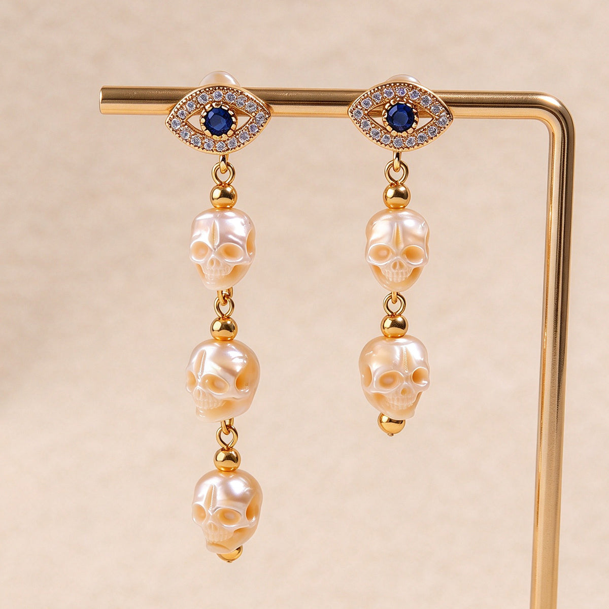 Trois boucles d'oreilles de crâne perlé