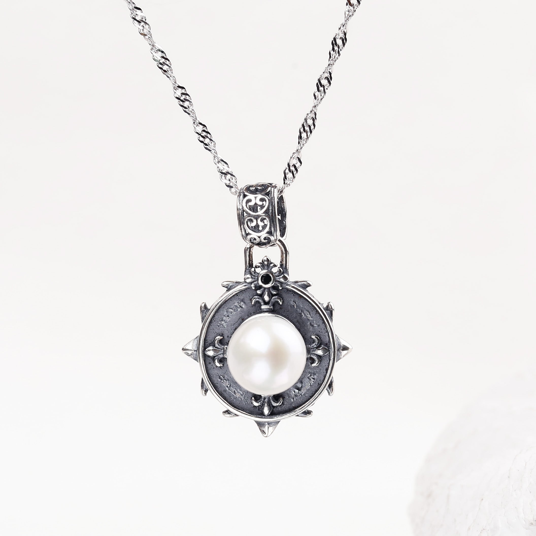 Baroque Carving Royal Circle Shield Pearl Necklace