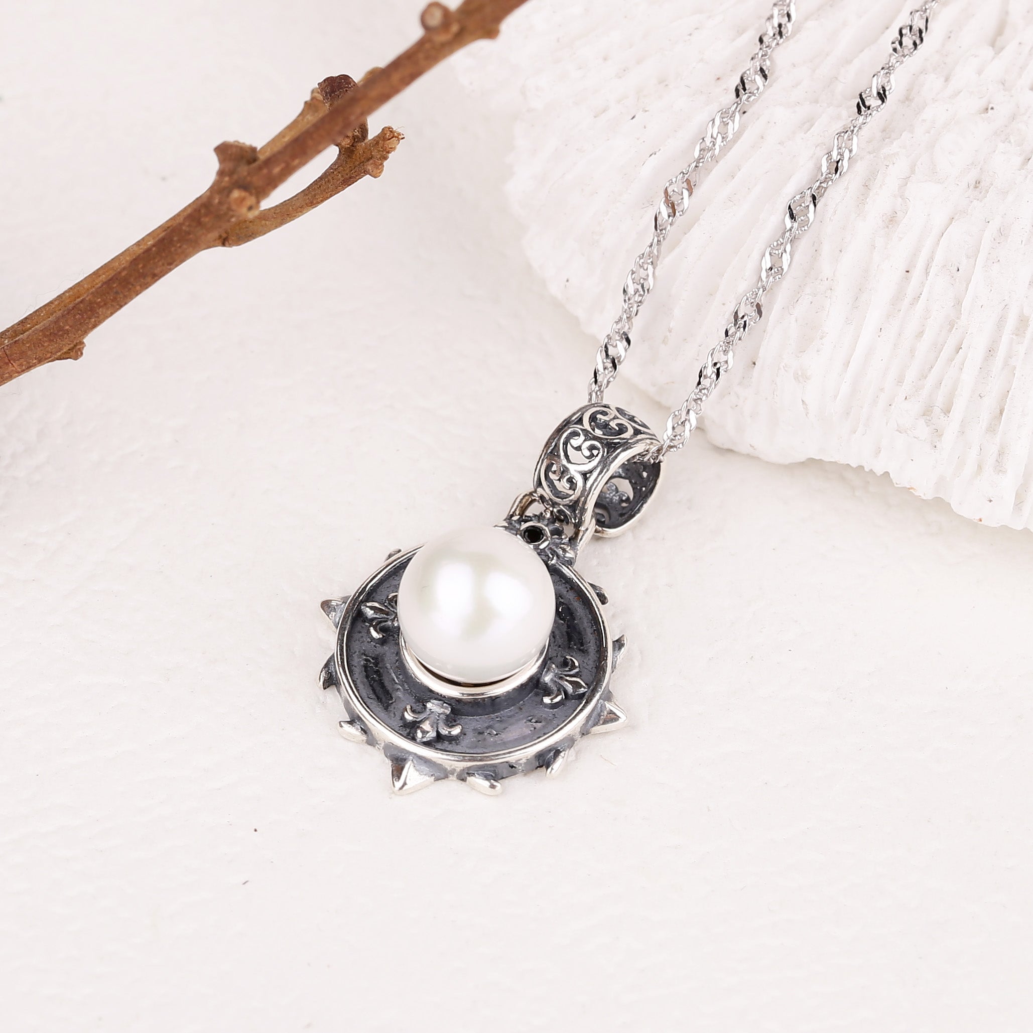 Baroque Carving Royal Circle Shield Pearl Necklace
