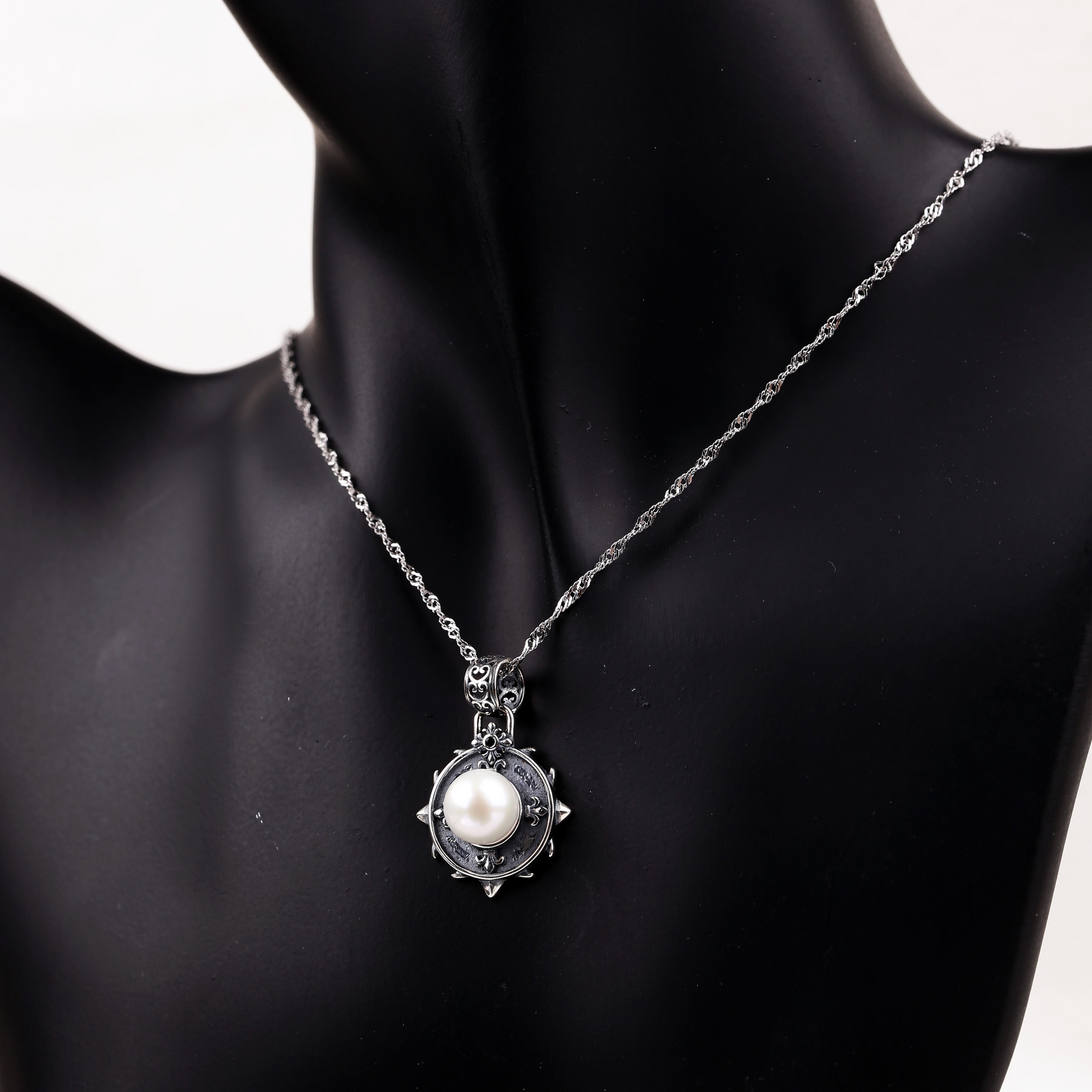 Baroque Carving Royal Circle Shield Pearl Necklace