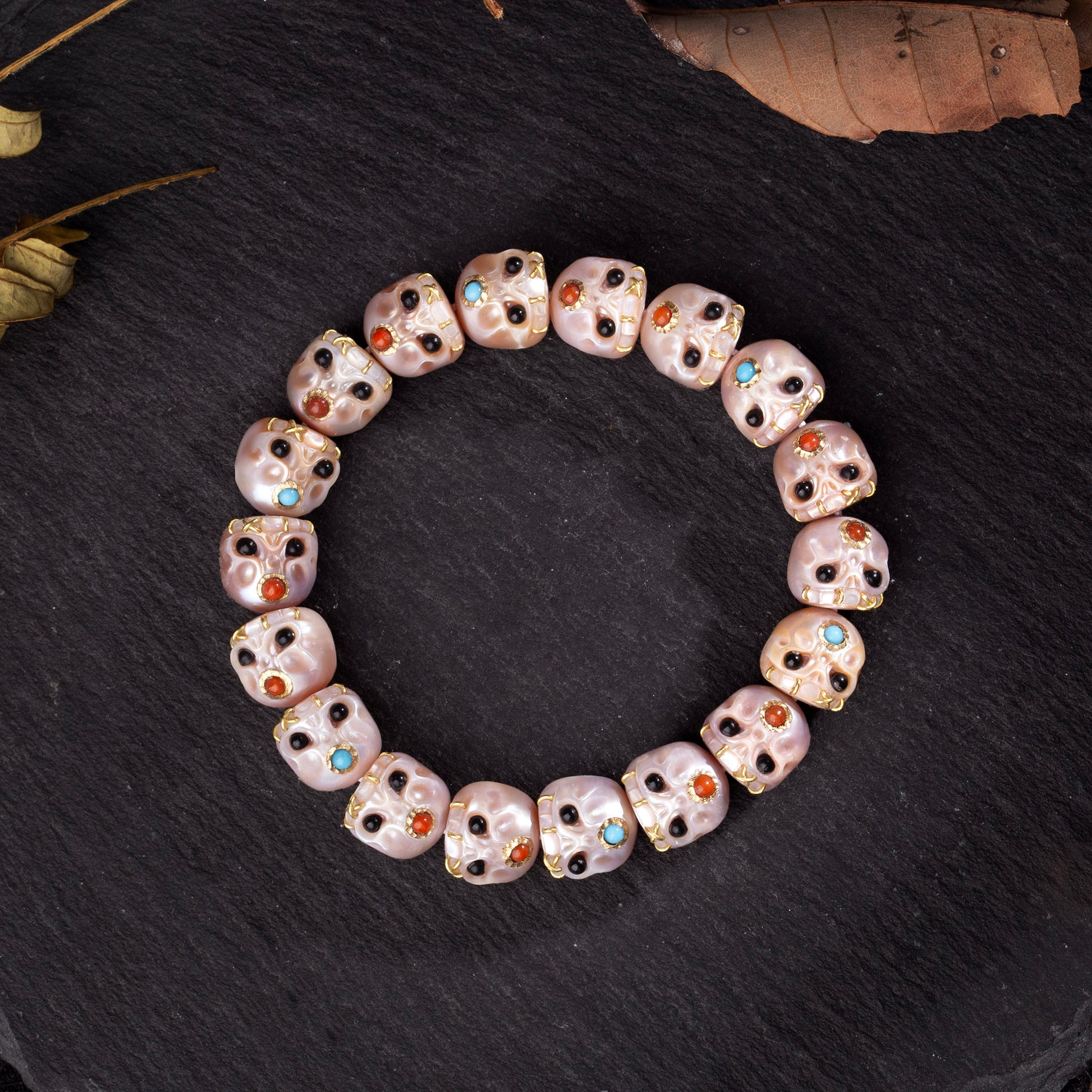 Black Eyes Pearl Carved Śmaśana Skull Bead Bracelets