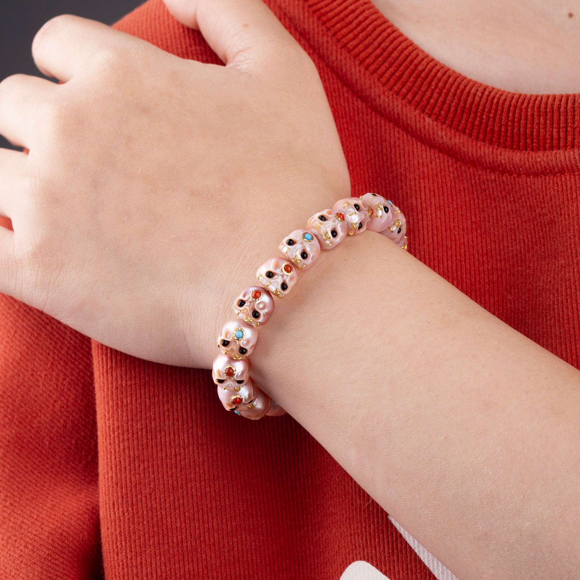 Black Eyes Pearl Carved Śmaśana Skull Bead Bracelets