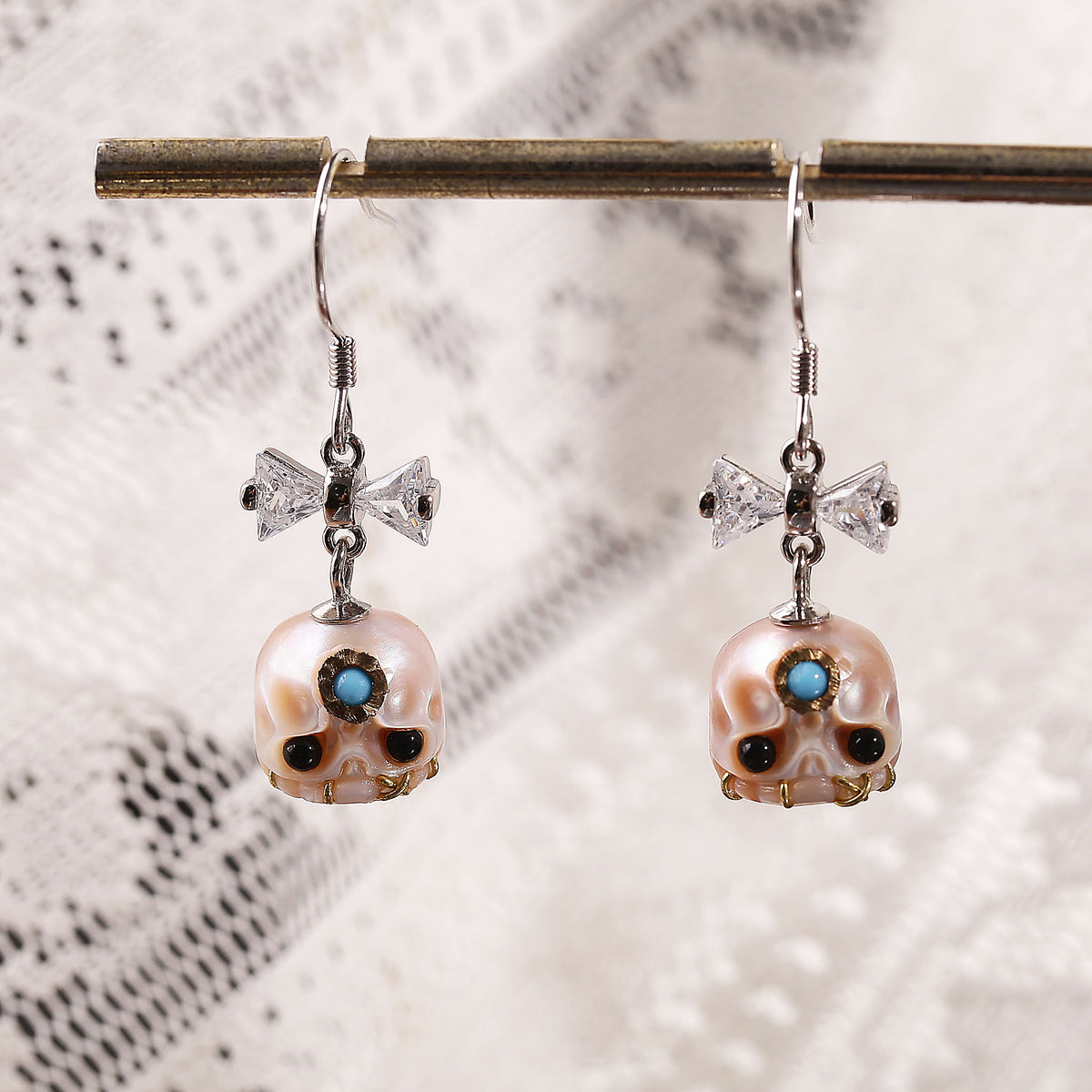 Boucles d'oreilles à crochet crâne de perle de nœud